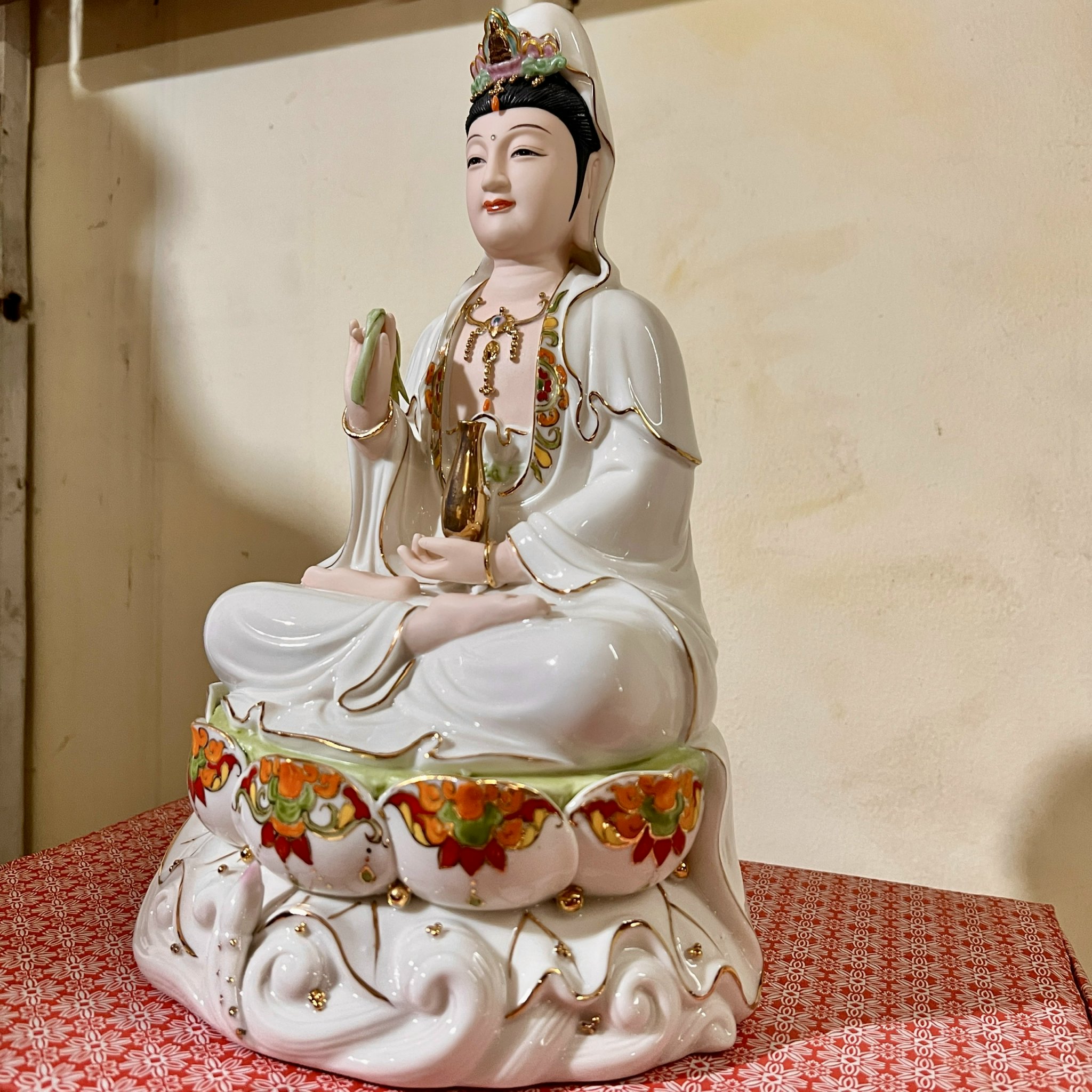 Tượng Quan Âm gốm sứ cao cấp ngồi trên đài sen cao 30.5cm