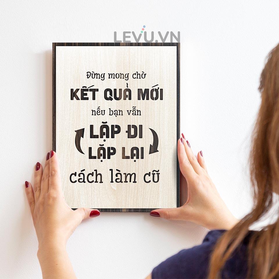 Tranh treo tường slogan LEVU LV038 "Đừng mong chờ kết quả mới khi vẫn lặp đi lặp lại cách làm cũ"
