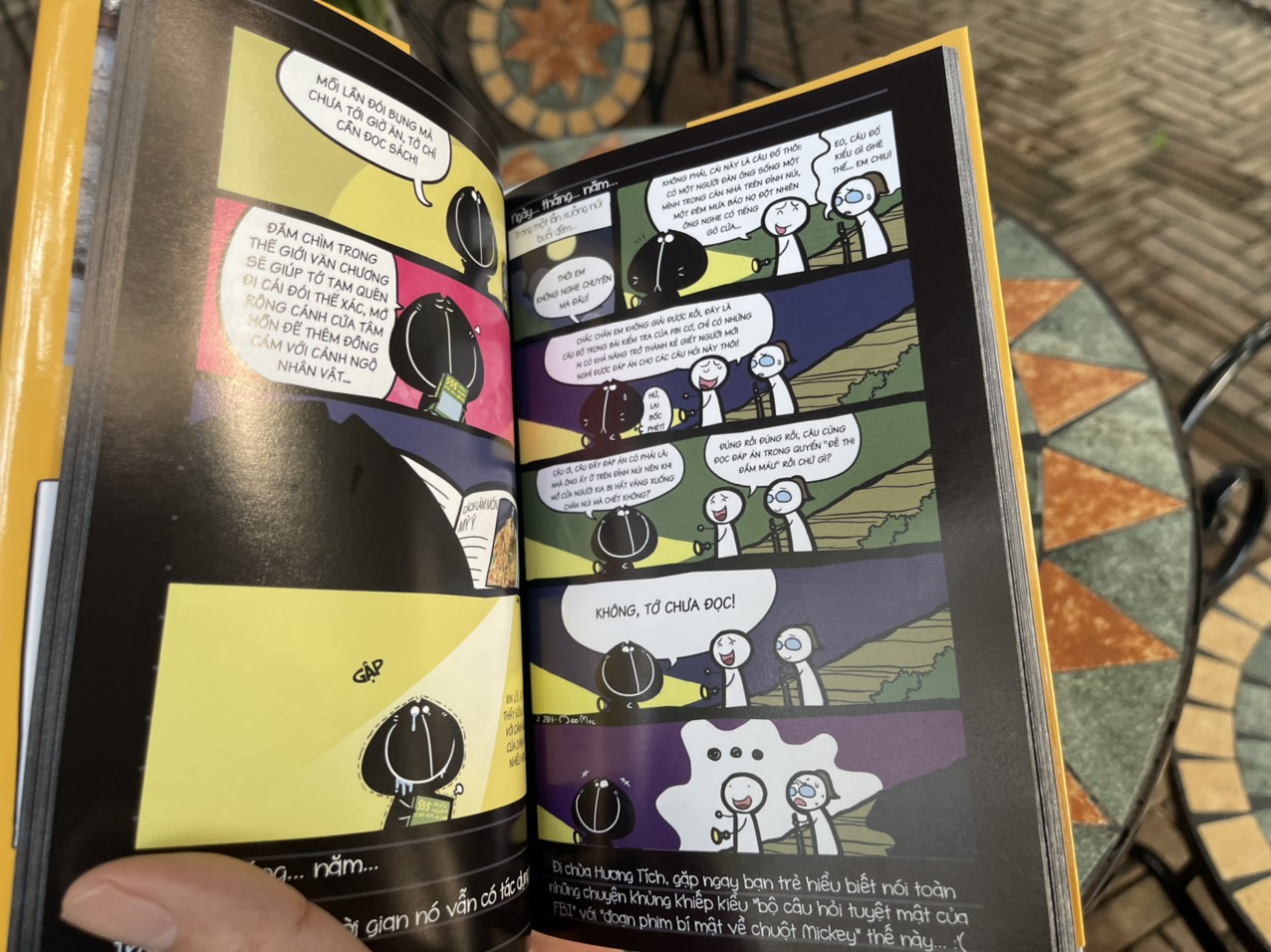 MÈO MỐC - CHUYỆN ĐÈN ĐỎ VÀ CÁI LỖ ĐEN VŨ TRỤ - Mèo Mốc - Skybooksks – bìa mềm, in màu
