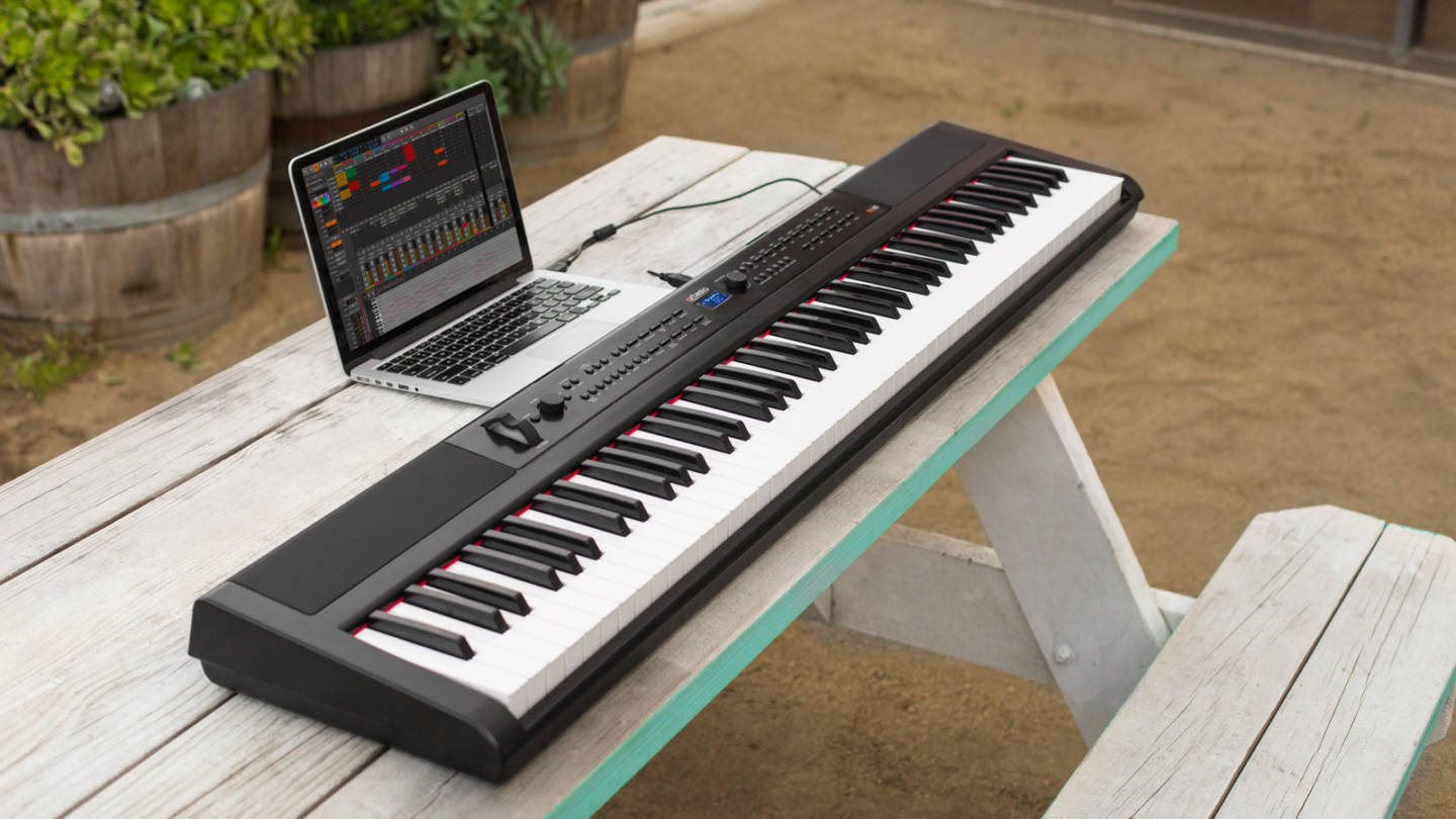 Đàn Piano điện/ Studio, Mobile Digital Piano - Artesia PE-88 (PE88) - Best Digital Piano for Studio, Màu đen (BL) - Hàng chính hãng