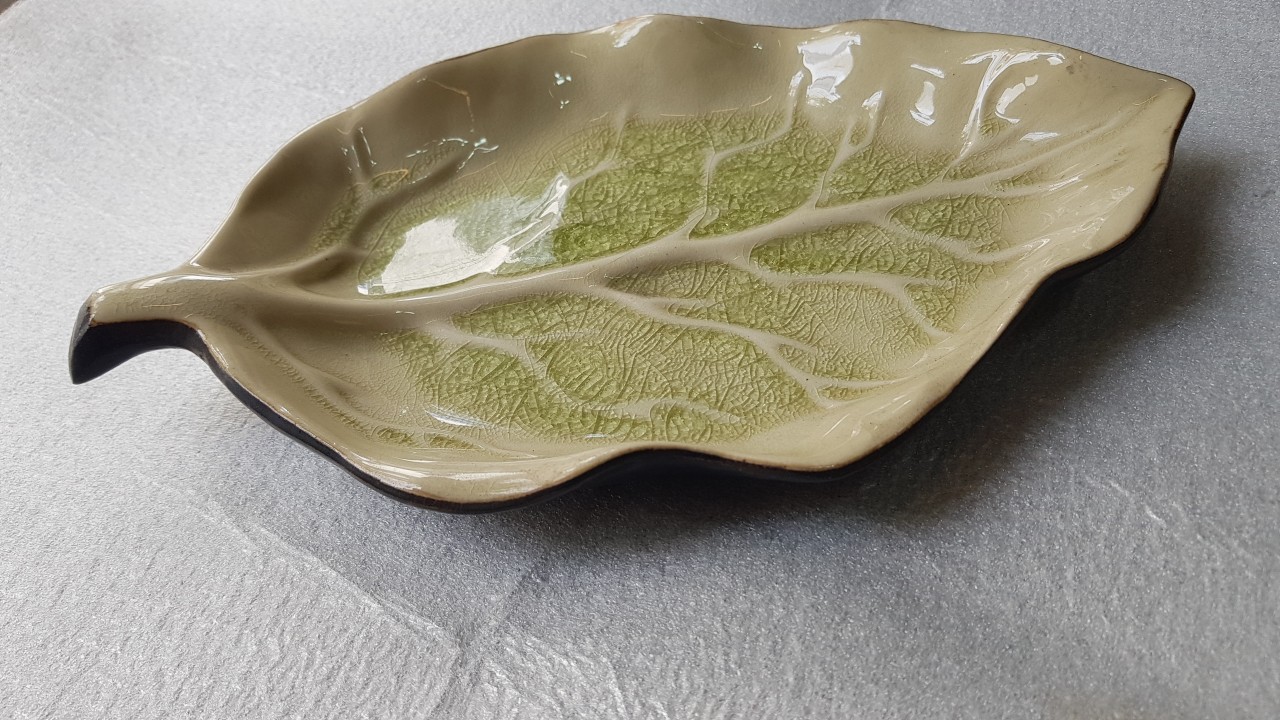 Dĩa trang trí men rạn, dĩa hình chiếc lá với họa tiết cây, dài 30cm, gốm Bát Tràng. Giao từ HCM