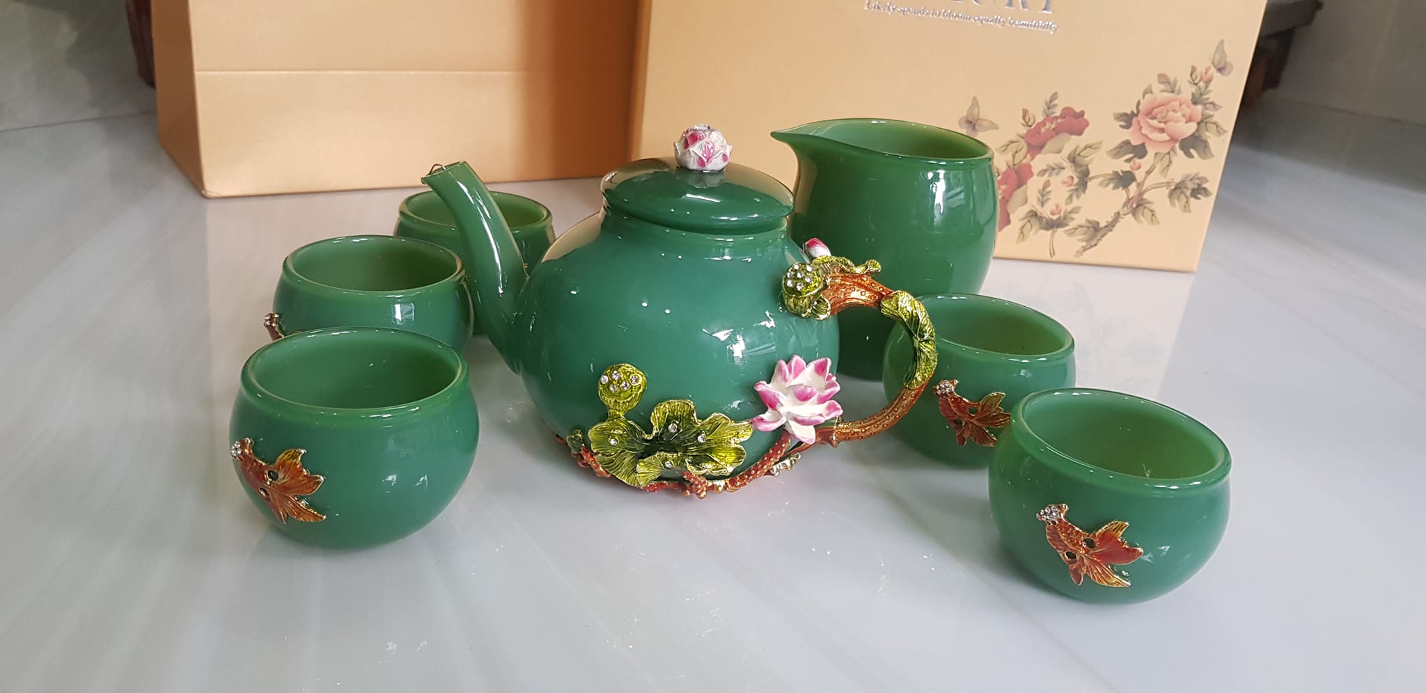 Bộ Bình Trà Chạm hoa kiểu rất đẹp đá mã não xanh ngọc tươi đậm đẹp anh chị để phòng khách, công ty, quà biếu tặng Sếp tặng tặng tân gia người thân ý nghĩa ạ