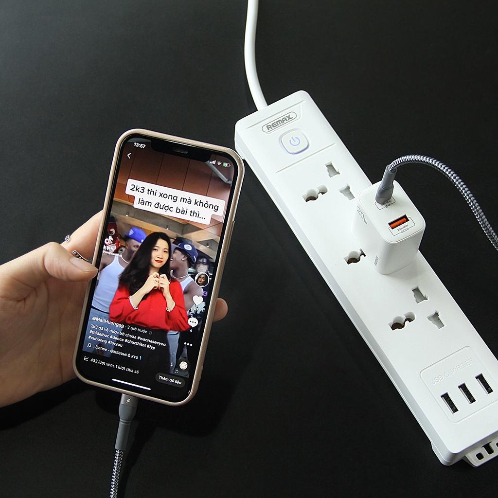 Ổ cắm điện đa năng Remax có 3 cổng USB Remax RV-03 lỗ cắm tải 2500W an toàn chống giật, chịu nhiệt - Hàng Chính Hãng