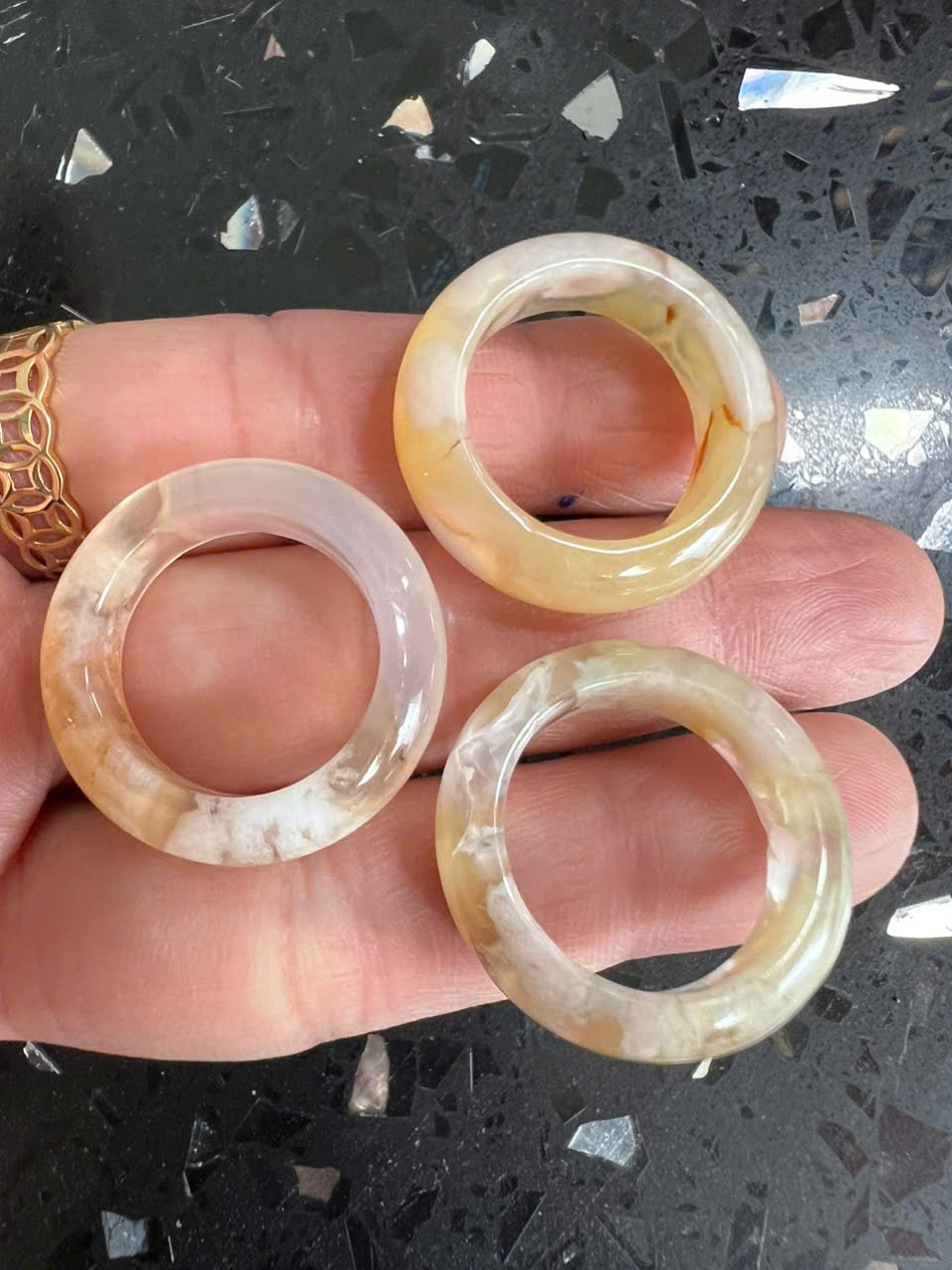 Nhẫn Nữ mới Đá Mã Não Bông Bông Vàng Trắng Đều Bóng Đẹp Ni 18mm Cao 7mm Dầy 4mm Chị em Nữ mệnh Kim mệnh Thủy mệnh Thổ đeo lên tay xinh xắn may mắn ạ