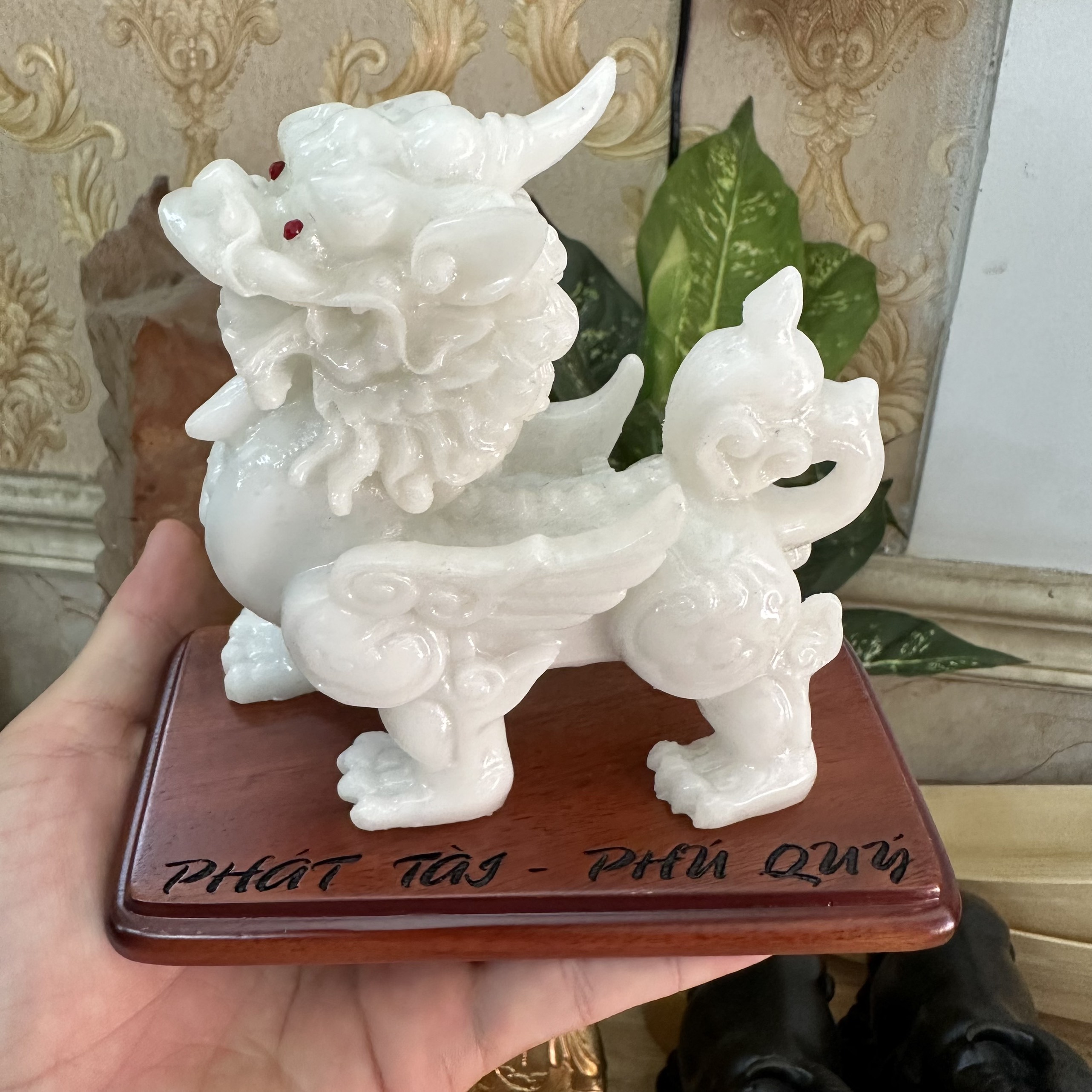 Tượng đá Linh Vật Phong Thủy Tỳ Hưu Trang Trí - Cao 12cm - Đế gỗ - Đá trắng non nước