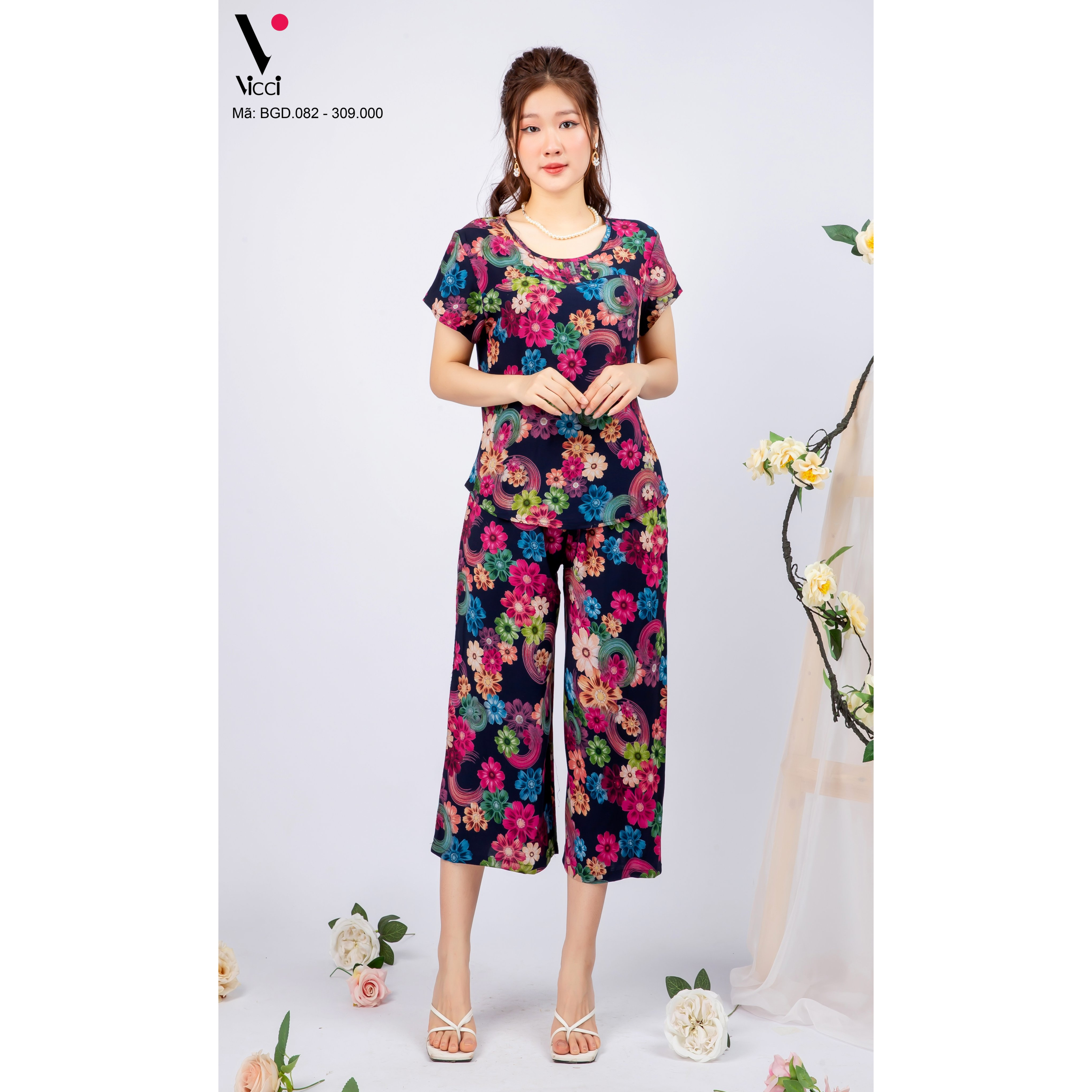 Bộ đồ nữ mặc nhà trung niên cho các bà, các mẹ - Bộ đồ ngủ Tole - Bộ mặc nhà trung niên vải lanh Vicci BGS.082, áo cộc tay phối quần ống sớ in hoạ tiết