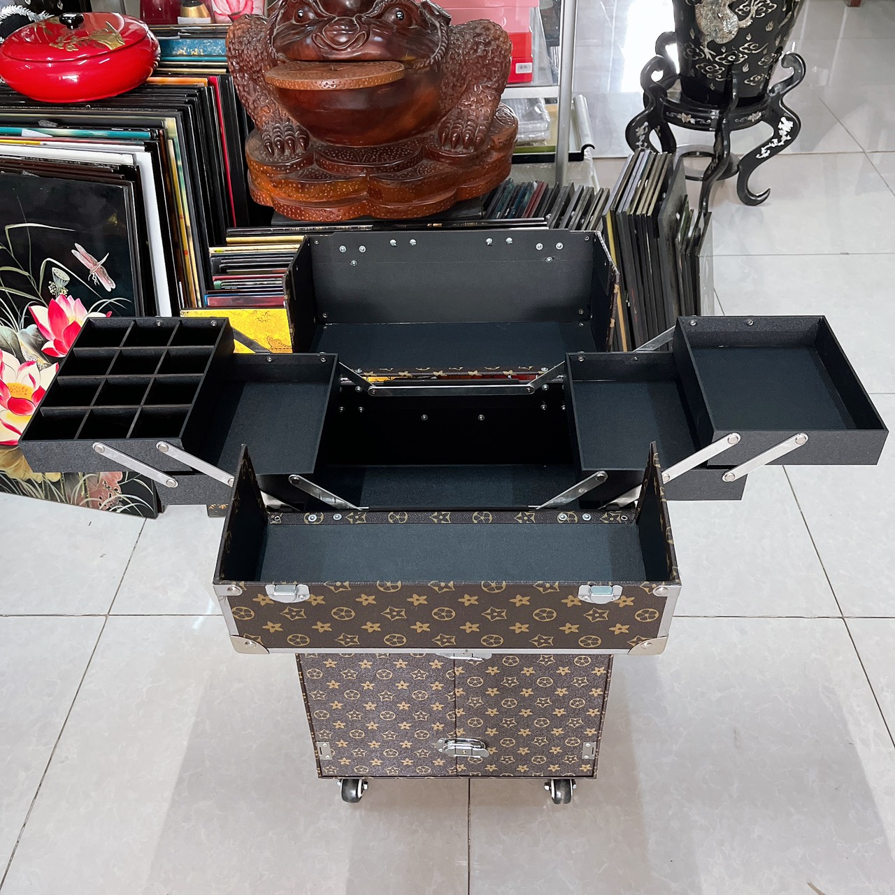 Hàng cao cấp loại 1 - Cốp vali kéo viền cạnh inox, nhiều ngăn đựng mỹ phẩm, dụng cụ phun xăm, nối mi, nail, máy hơ gel trang điểm chuyên nghiệp size 36x22x64 (cm)