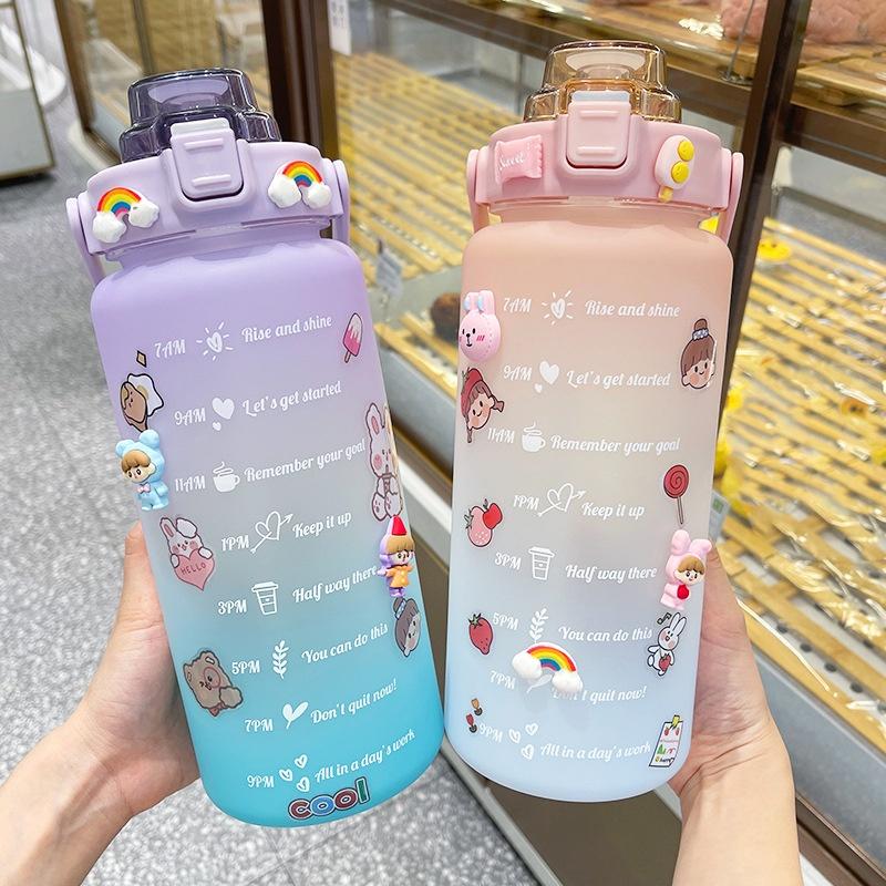 Bình đựng nước 2L dễ thương chia vạch báo giờ nhắc uống nước Fan House tặng Sticker bình nước 2lit có ống hút tiện lợi