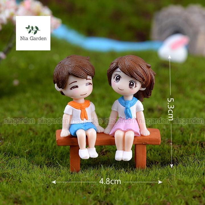 Cặp đôi tiểu cảnh tượng học sinh quàng khăn ngồi ghế trang trí vườn chậu cây terarium hồ cá Nia Garden N5