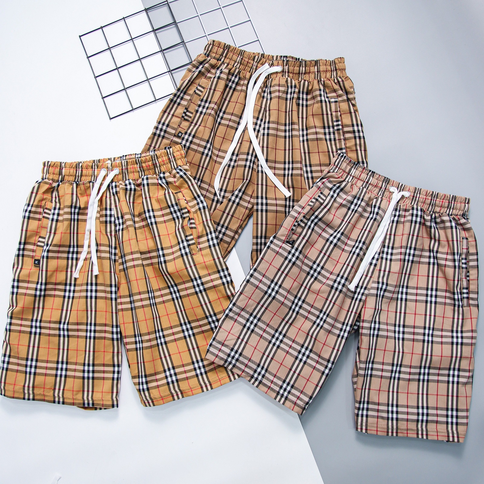 Quần Short Nam Hoạ Tiết Kẻ Sọc Caro Màu Be Cạp Chun Dây Thắt . Quần Đùi Cho Các Boy Phố Đi Chơi Đi Biển Hot