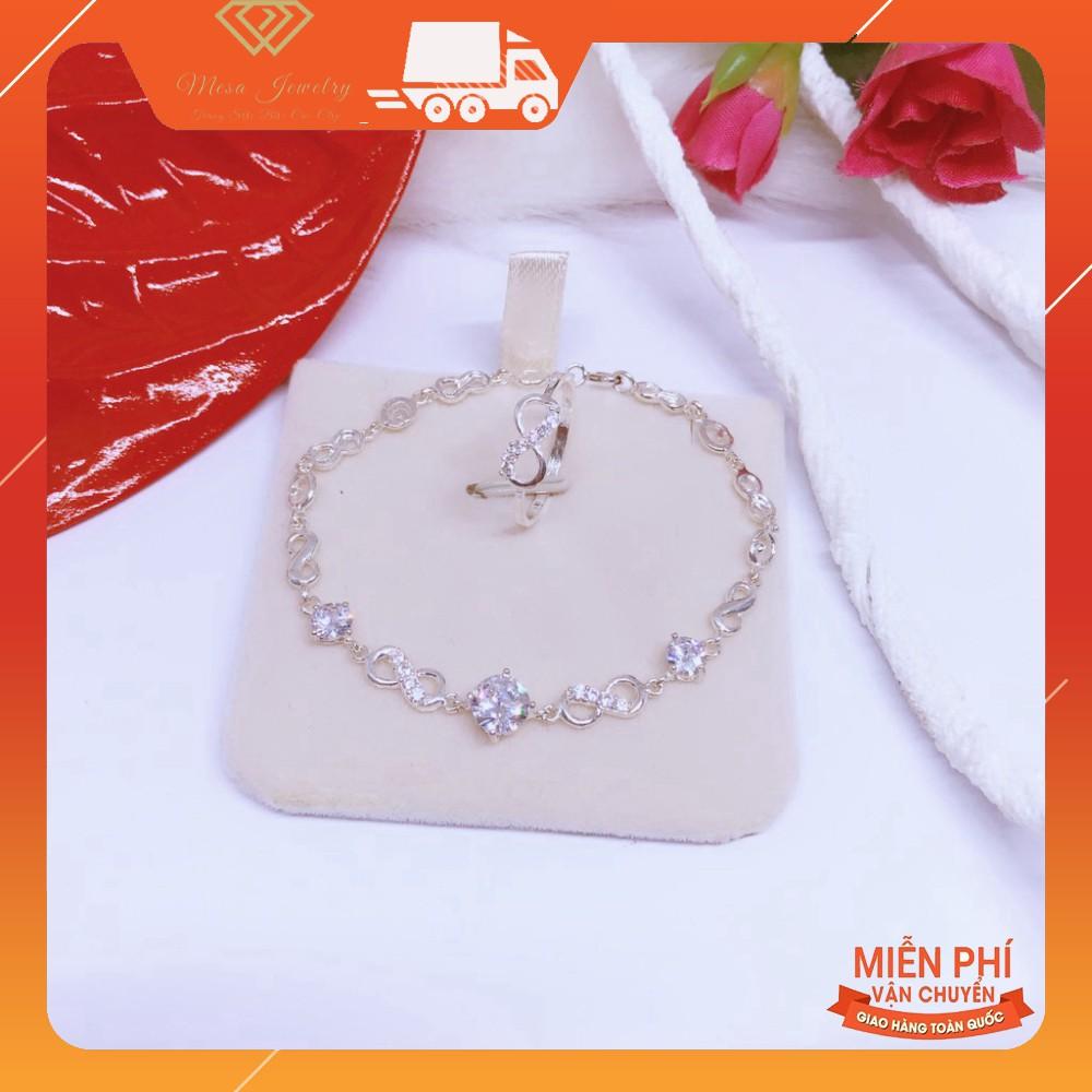 Bộ trang sức gồm nhẫn và lắc tay số 8 gắn đá nhỏ