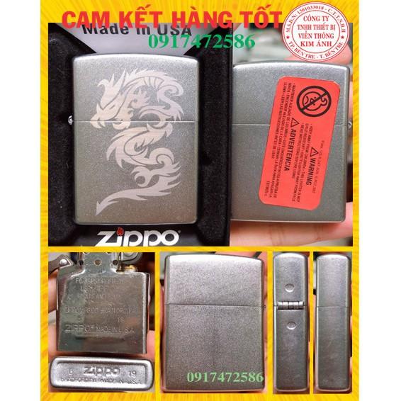 BẬT LỬA ZiIPPO MẪU RỒNG LOẠI NHÁM BẠC SATIN, Vỏ đồng có tem đỏ