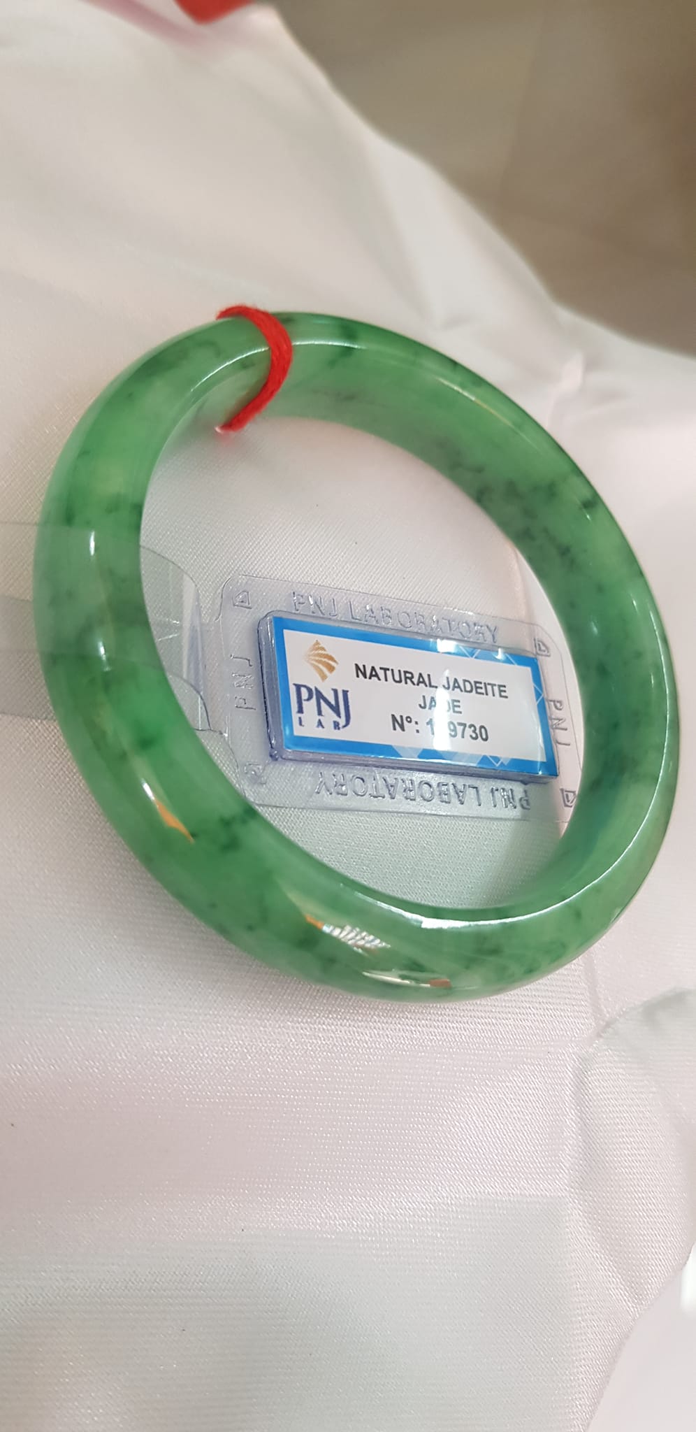Vòng Cẩm Thạch tự nhiên Vip Bản Hẹ ĐL Ni 56mm x Cao 12mm x dầy 7,8mm Vòng kiểm định P No 179730 màu Xanh Lý Đều bóng vân đậu lý cưng quá mượt đẹp Nữ mệnh Mộc Thủy Hỏa cân nặng 54kg - 63kg đeo rất đẹp sang tay ạ