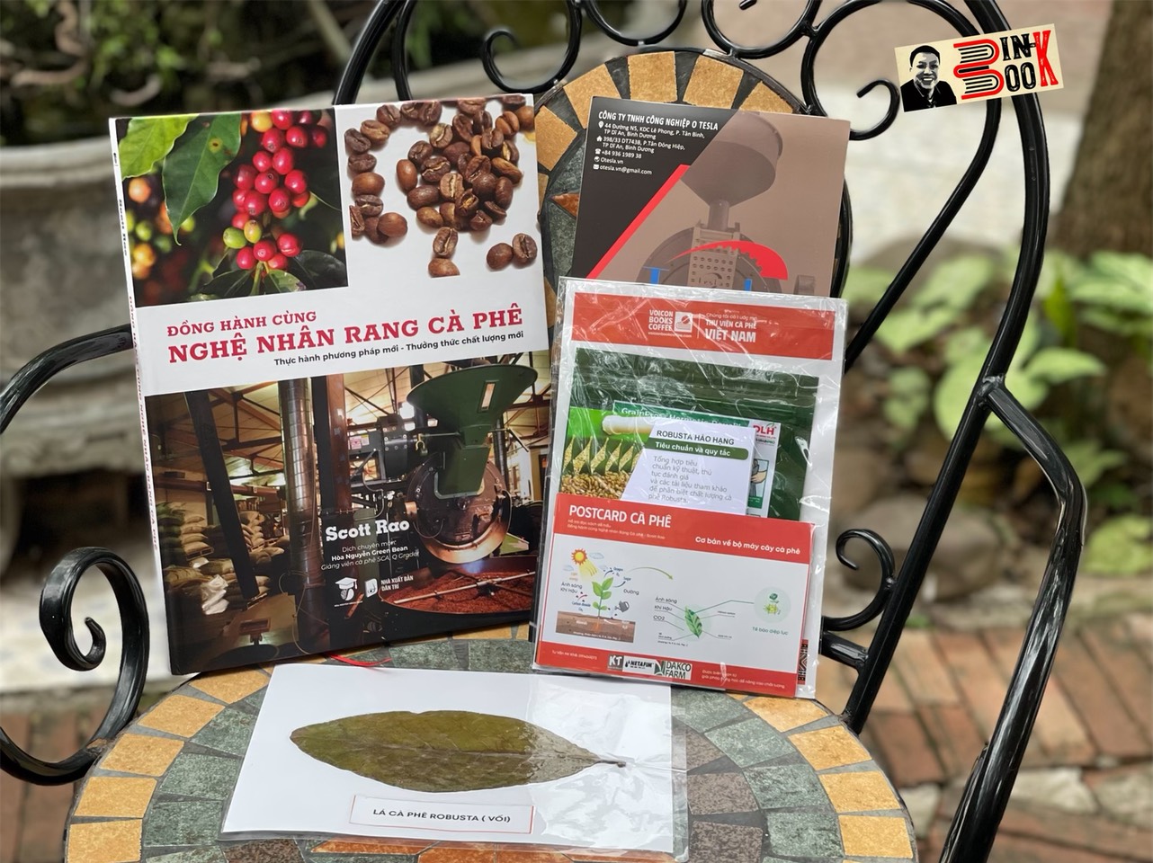 (Bìa cứng, in màu) (Postcard cà phê Farm to Cup; Bộ Kit hạt mẫu Natural Coffee, Honey) ĐỒNG HÀNH CÙNG NGHỆ NHÂN RANG CÀ PHÊ - Scott Rao - Hòa Nguyễn Green Bean dịch - Nxb Dân Trí