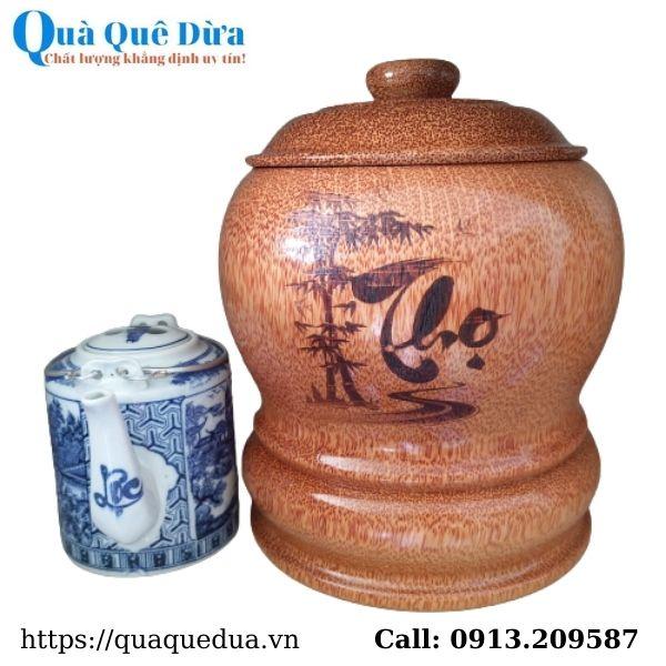 Bộ Bình Trà Gỗ Dừa Khắc Hoa Văn Lồng Chữ "Thọ" Và Bình Trà 700 - 950ml - Sản Phẩm Được Sản Xuất Tại Bến Tre