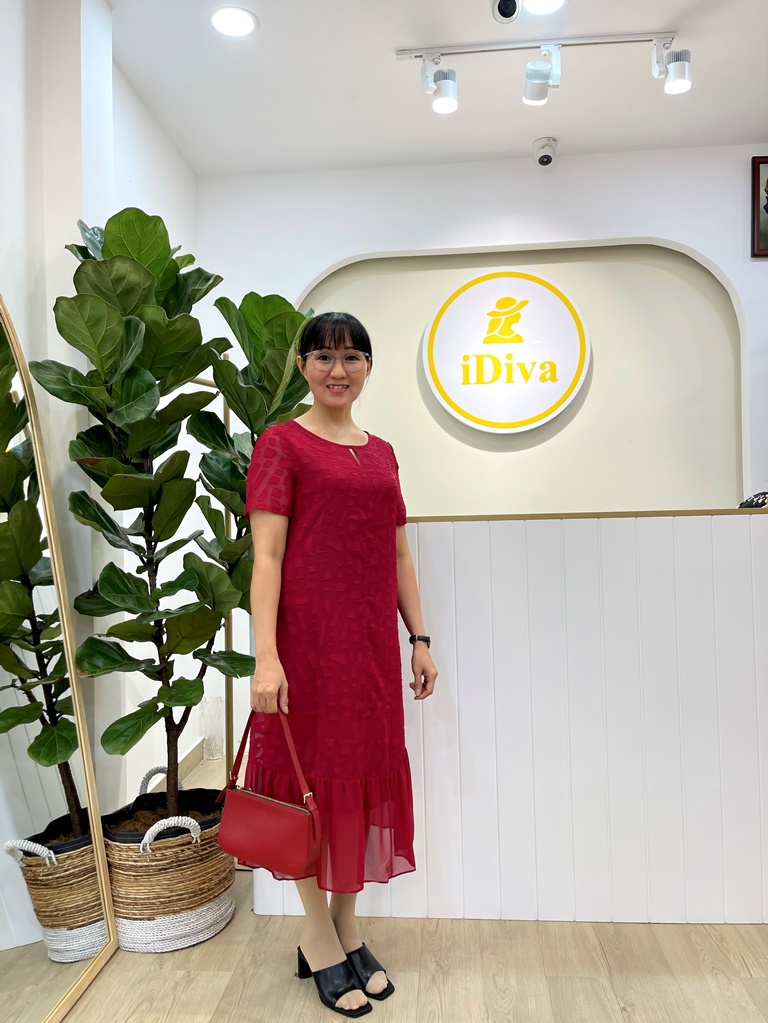 Đầm suông trung niên cao cấp iDiva D14-65, chất liệu lụa mềm mại, dáng suông bigsize phù hợp u50 dự tiệc sang trọng