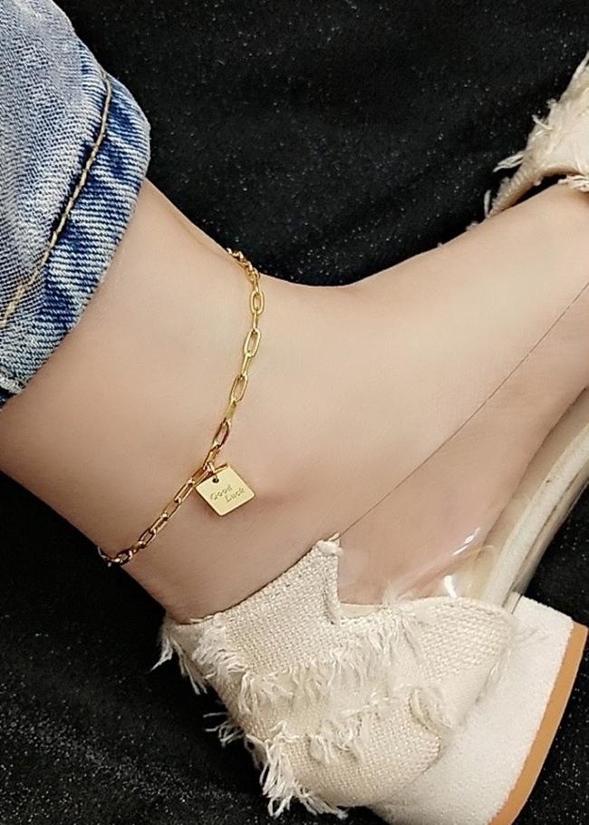 Lắc chân mặt chữ good luck