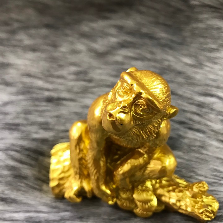 Tượng con Khỉ vàng, chất liệu nhựa được phủ lớp màu vàng óng bắt mắt, dùng trưng bày trong nhà, những nơi phong thủy, cầu mong may mắn, tài lộc - TMT Collection - SP005237