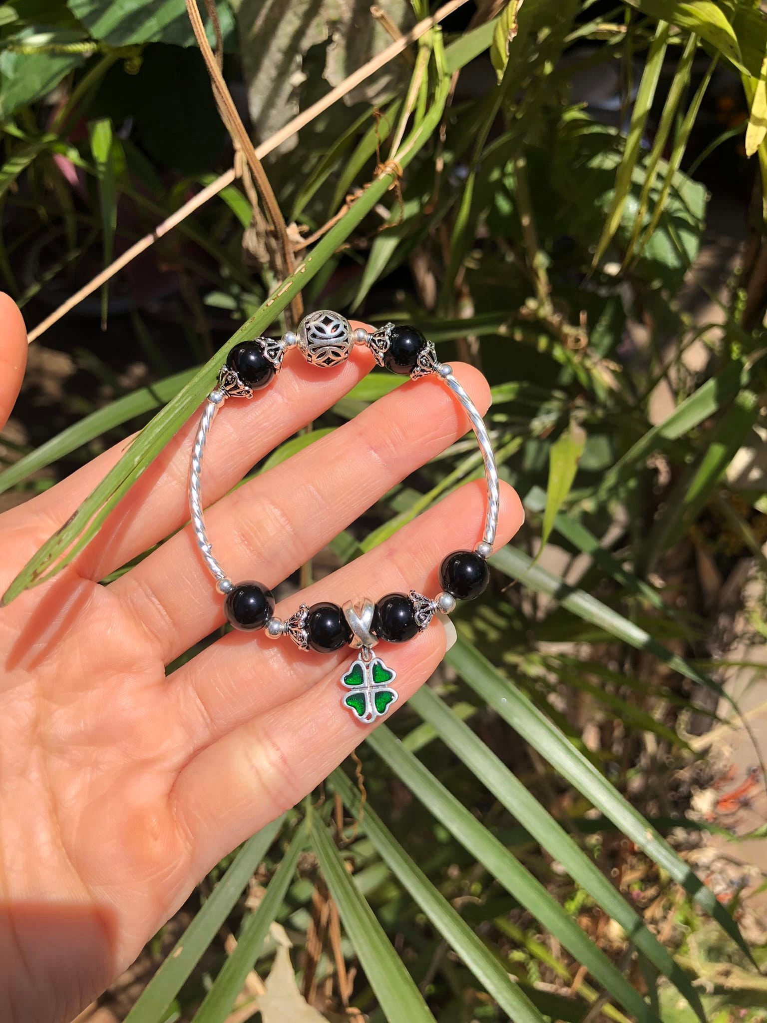 Vòng tay thạch anh đen mix charm cỏ 4 lá