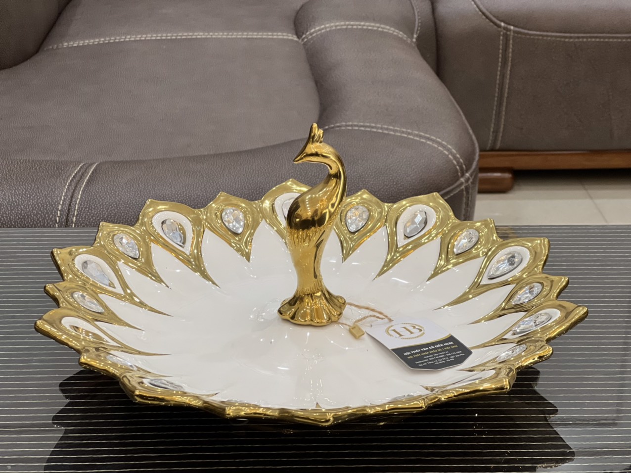 Đĩa đựng hoa quả tròn sứ phong cách tân cổ điển CB31 với họa tiết hình công đính pha lê xung quanh sang trọng