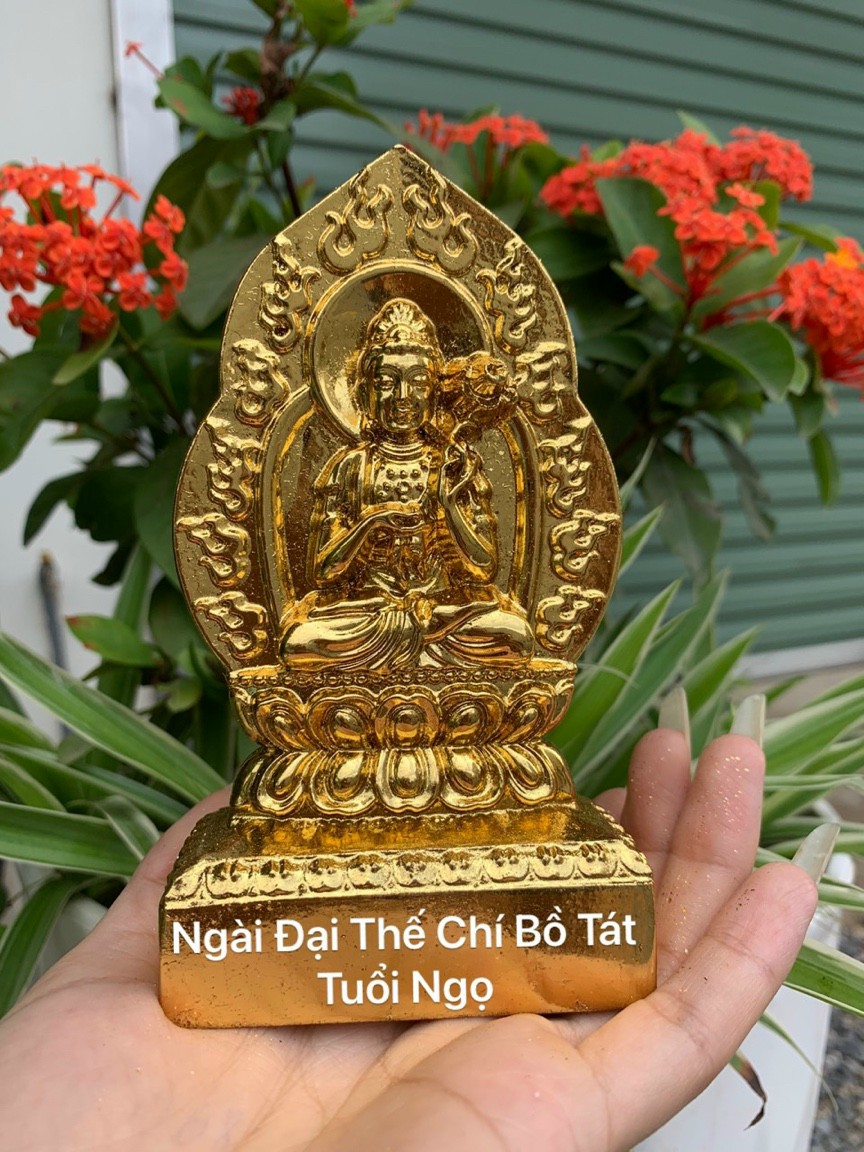 Tượng bản mệnh ngài Đại thế chí bồ tát hợp tuổi ( ngọ )bằng gỗ bách xanh pu dát vàng cao cấp kt 14×8×4cm