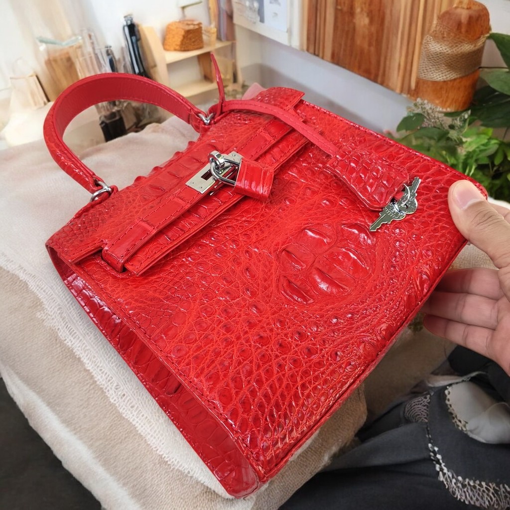 Túi xách da cá sấu có sử dụng khóa chìa!