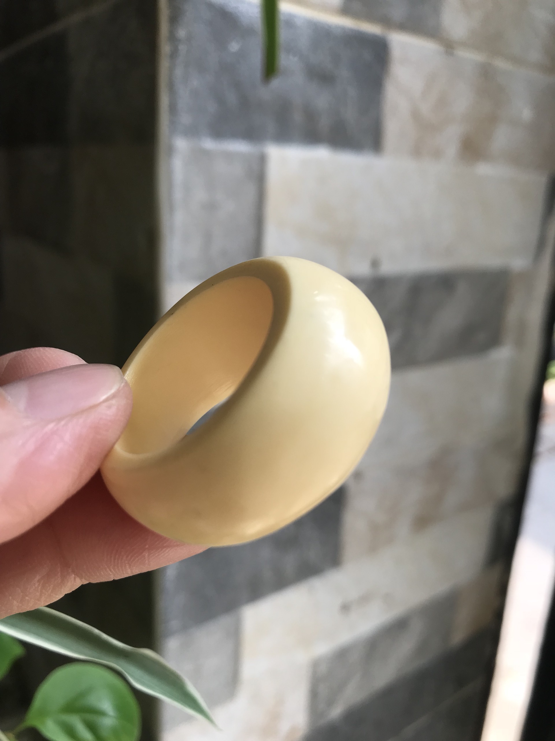 Nhẫn Nam Giả Ngà hay Xương Mỹ Nghệ Kiểu Bầu Tròn to phía trên dưới nhỏ màu trắng Ni 23mm Cao 18mm Dầy 8mm Dành Cho Các Anh Nam đeo nhẫn 23mm rẻ đẹp ạ