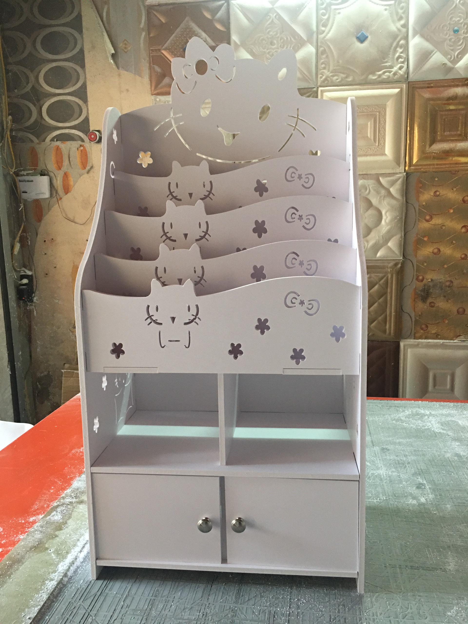 Kệ sách Kitty tủ đồ