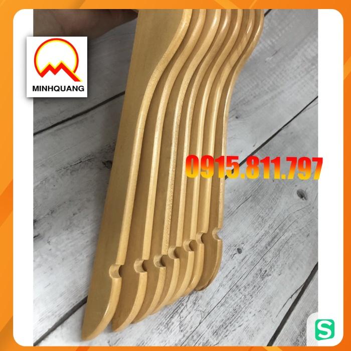 Moc treo quan ao - móc gỗ vàng cổ tròn treo quần áo nam, nữ kt rộng vai 44cm, rãnh chống trơn tuột 2 bên, đầu mắc xoay