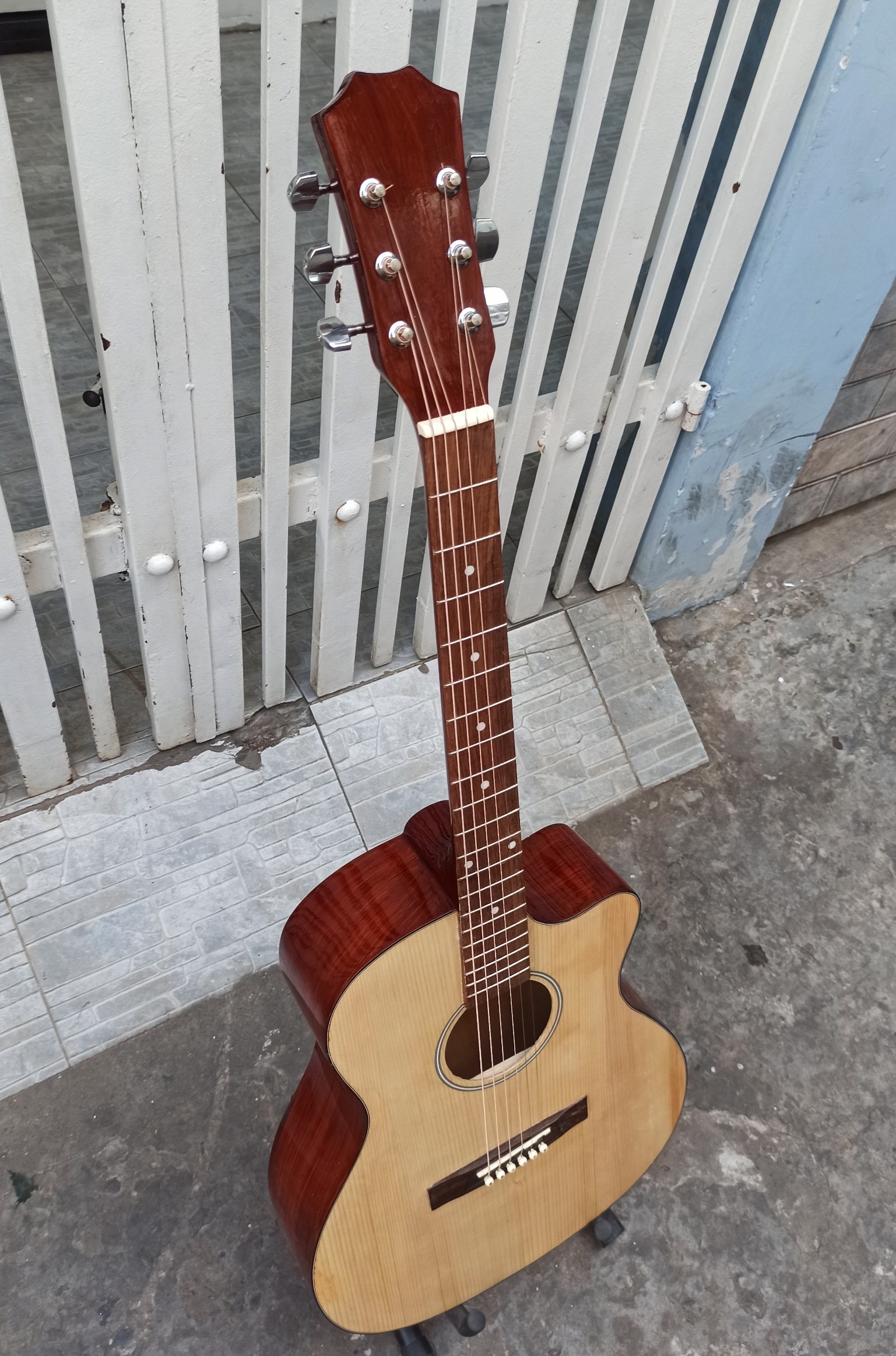 Đàn Guitar M300D dây sắt bấm nhẹ tay