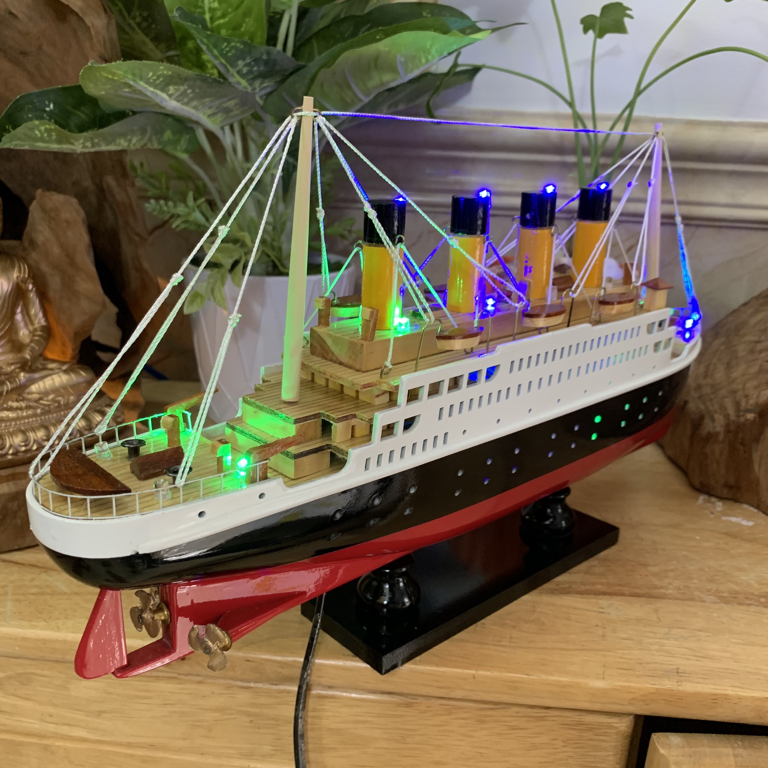 Mô hình trang trí tàu gỗ Titanic trang trí nhà cửa quà tặng bé - Dài 40cm - Gỗ tự nhiên - Có đèn led màu