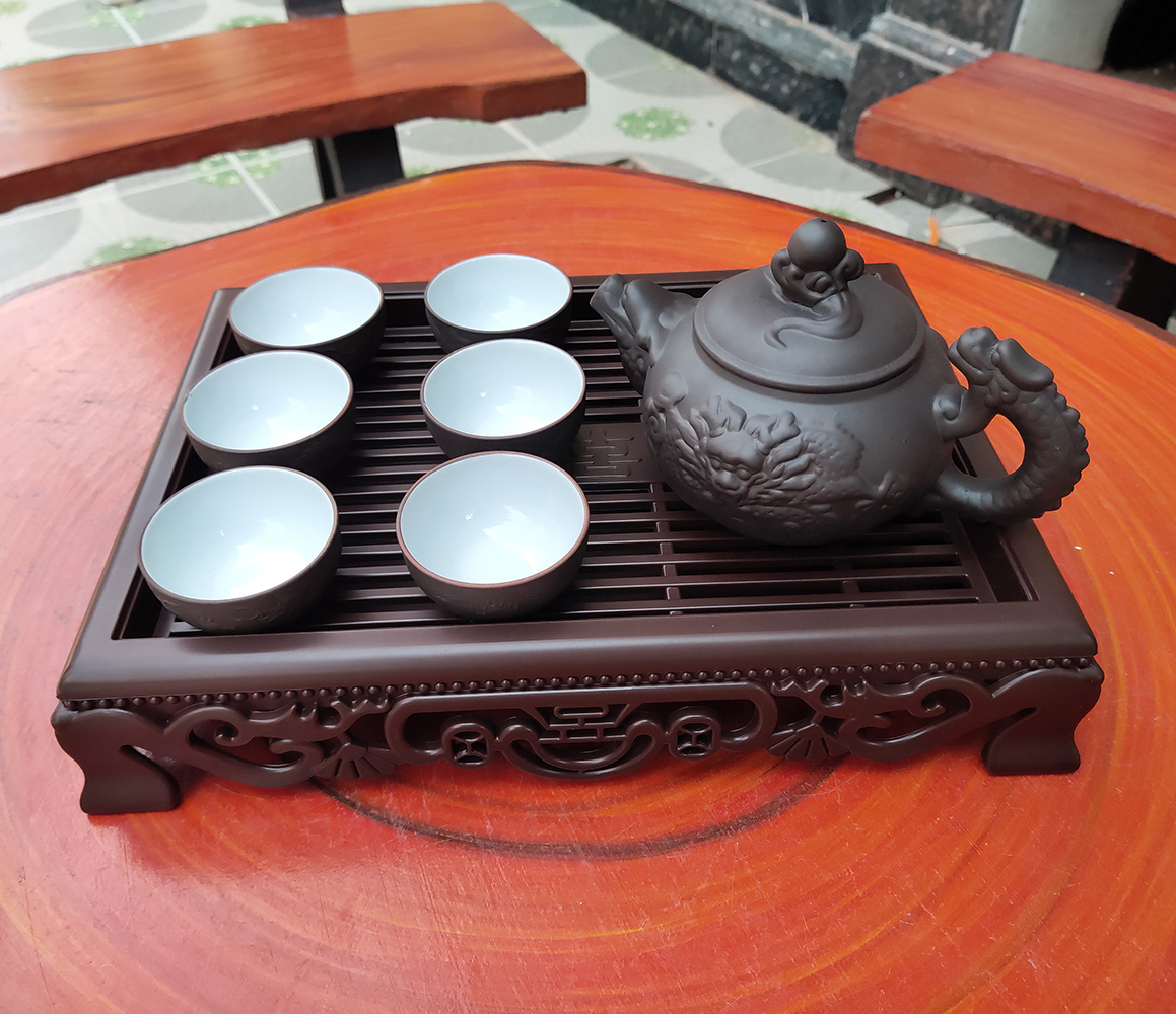 Bộ ấm chén uống trà cao cấp gốm tử sa hoa văn đầu rồng in nổi ấm chén bát tràng tráng men trắng sứ tặng kèm khay trà.