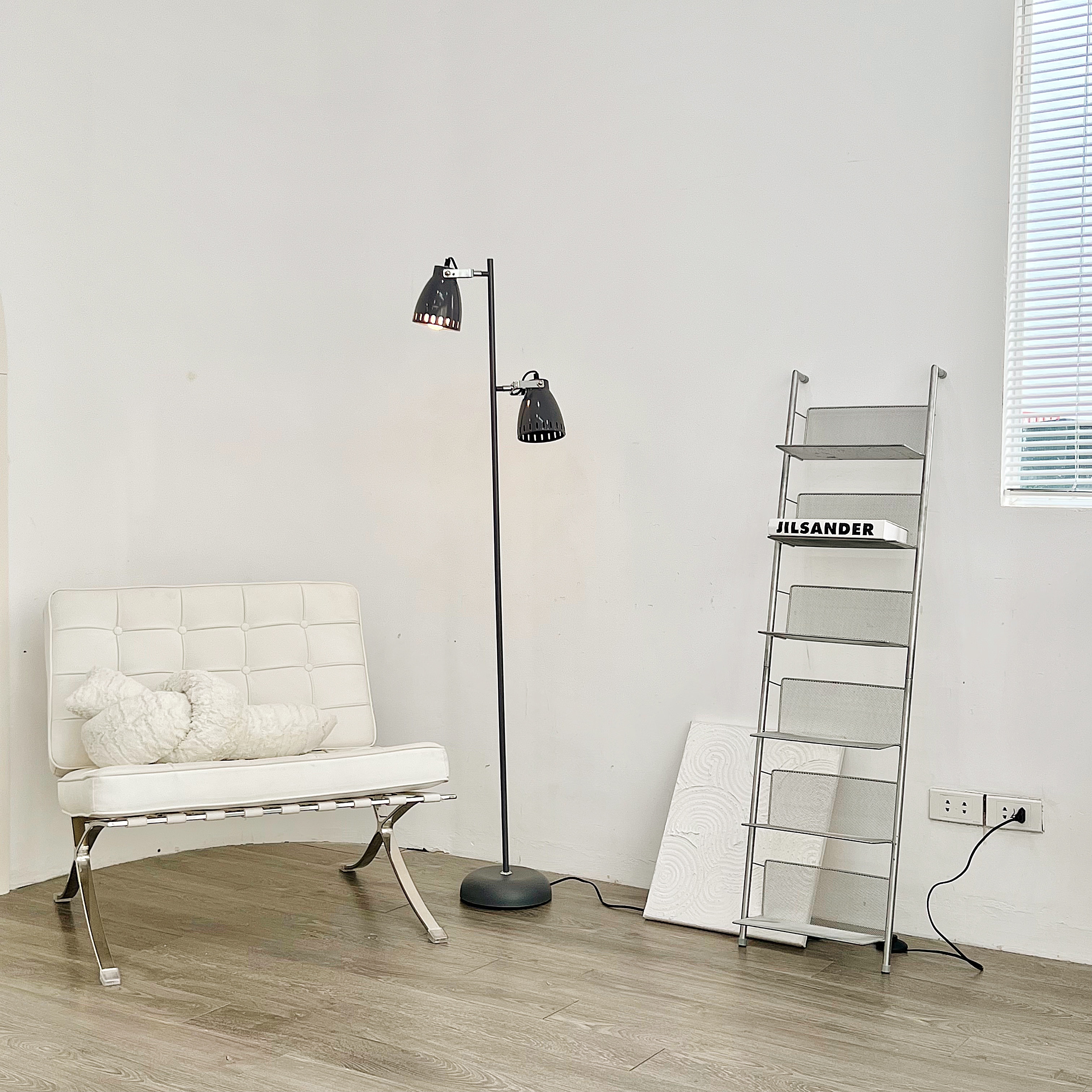 Đèn cây đứng 2 chụp màu xám - sơn tĩnh điện chống gỉ, chiếu sáng nhiều vị trí DCLA002