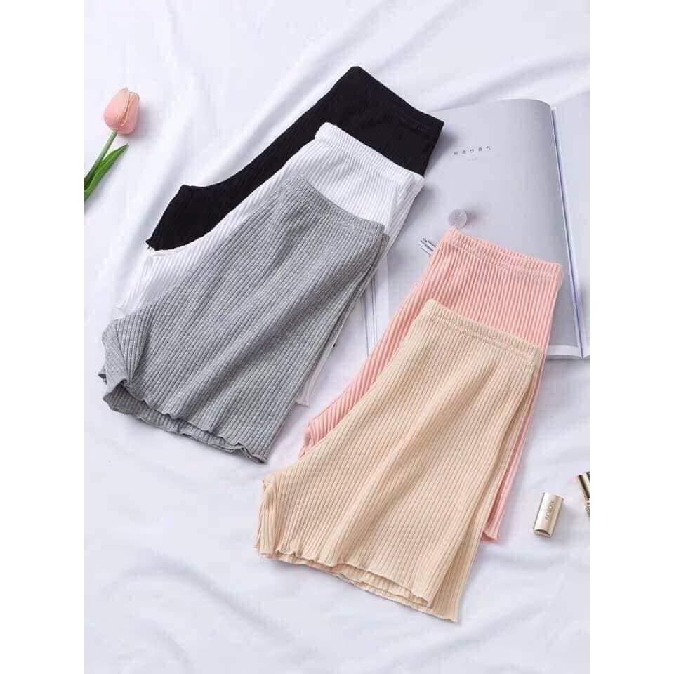 Quần đùi mặc váy len tăm cho bạn gái