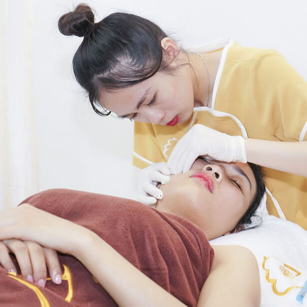 1 Trong Các DỊch Vụ Chăm Sóc Da Mặt Thư Giãn Tuyệt Đối Tại Ấm Brows & Spa