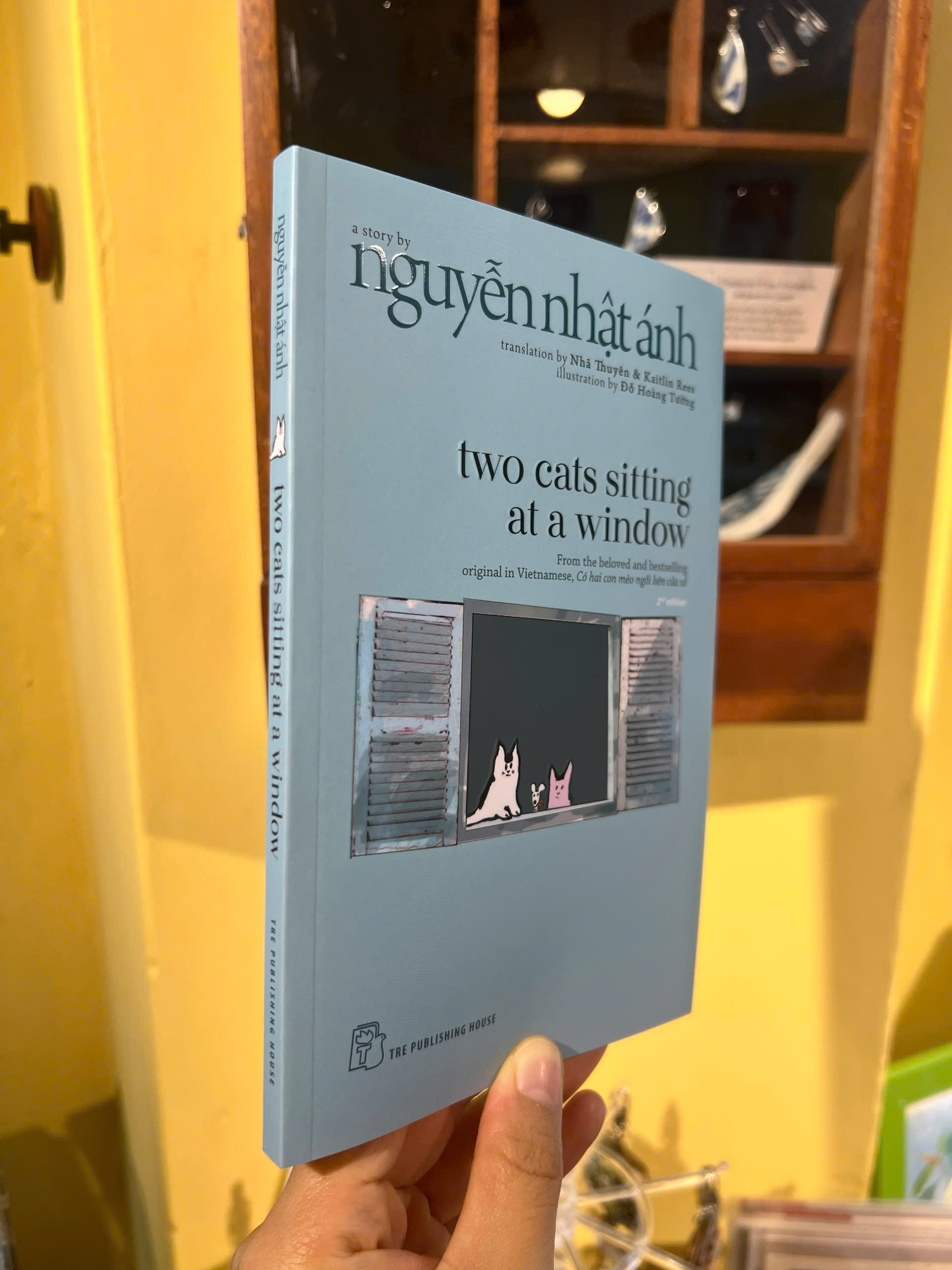 Sách - Two Cats Sitting at a Window by Nguyễn Nhật Ánh | Có hai con mèo ngồi bên cửa sổ - Tiếng Anh