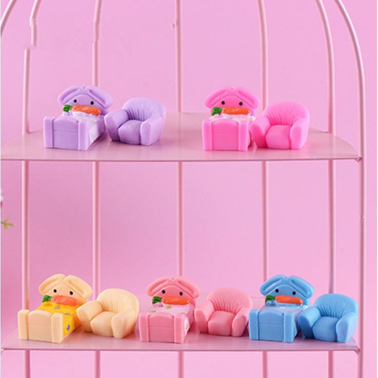 Mô hình giường nhỏ với ghế sofa dễ thương dùng trang trí phòng búp bê, tiểu cảnh, móc khóa, DIY