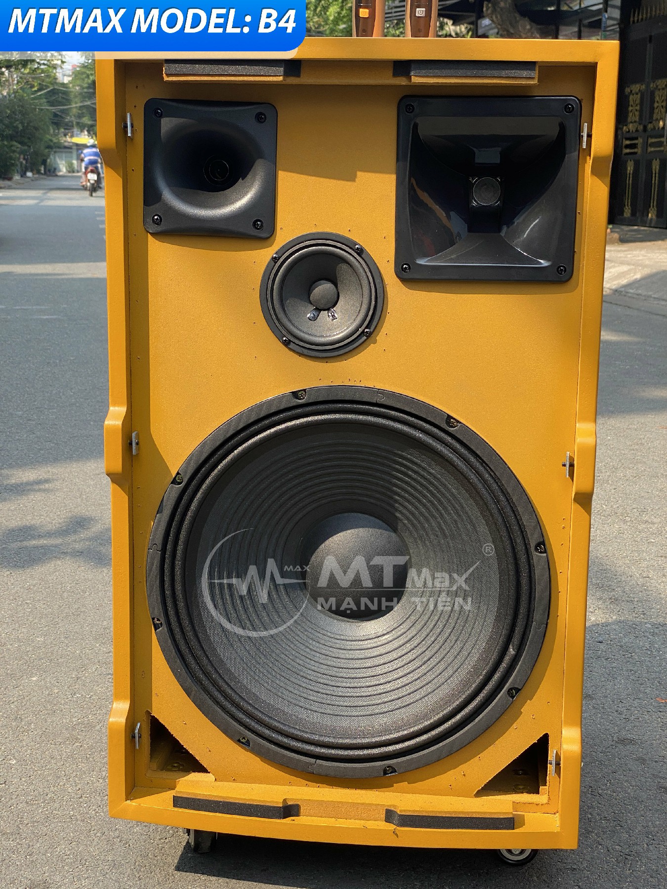 Loa kéo di động MTMax B4 - Loa karaoke 3 đường tiếng bass 4 tấc, 1 mid, 2 treble - Công suất lên đến 700W - Kèm 2 micro không dây UHF hiệu chỉnh echo, delay, reverb dễ dàng - Đầy đủ kết nối Bluetooth, AV, USB, TF card - 4 chế độ EQ nhạc - Hàng nhập khẩu