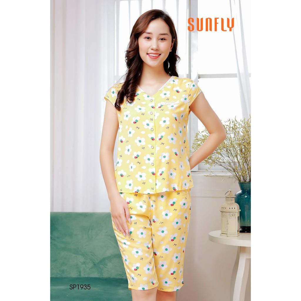 Bộ đồ mặc nhà Sunfly. Set đồ lanh cao cấp mềm nhẹ thoáng mát. Thiết kế cổ chữ V phối viền ren, họa tiết hoa đơn giản