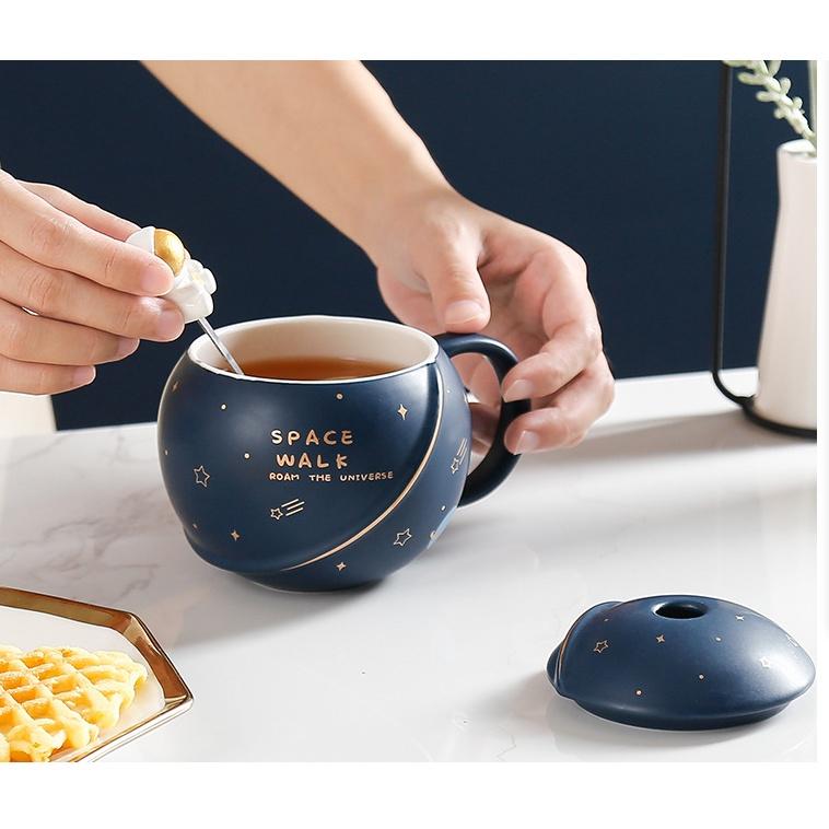 Ly Gốm Sứ Dà du hành không gian, có nắp và thìa 400ml, Thiết kế sáng tạo đáng yêu.