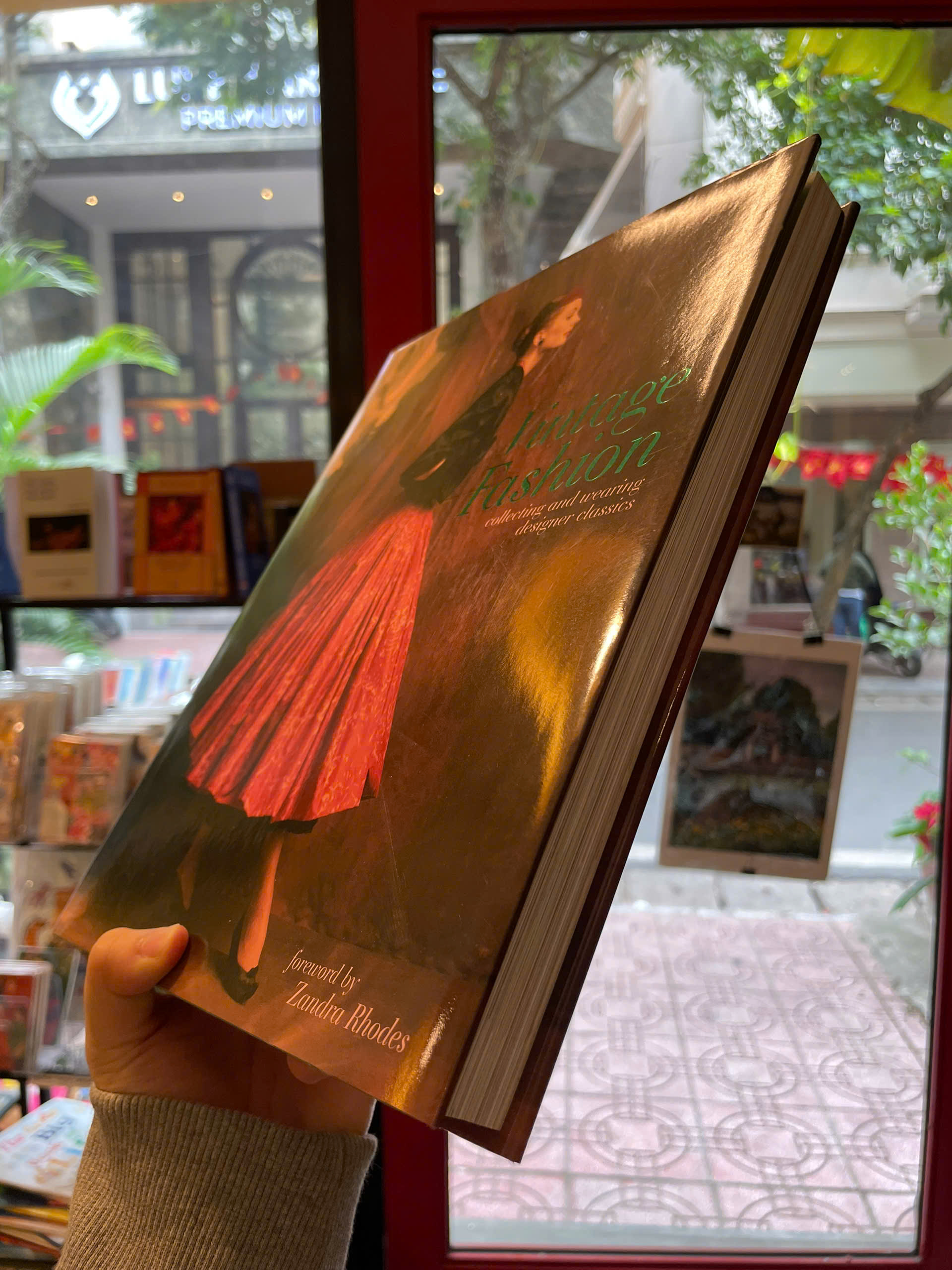 Sách - Vintage Fashion: Collecting & Wearing Designer Classics - Zandra Rhodes | Ngoại văn Bìa cứng
