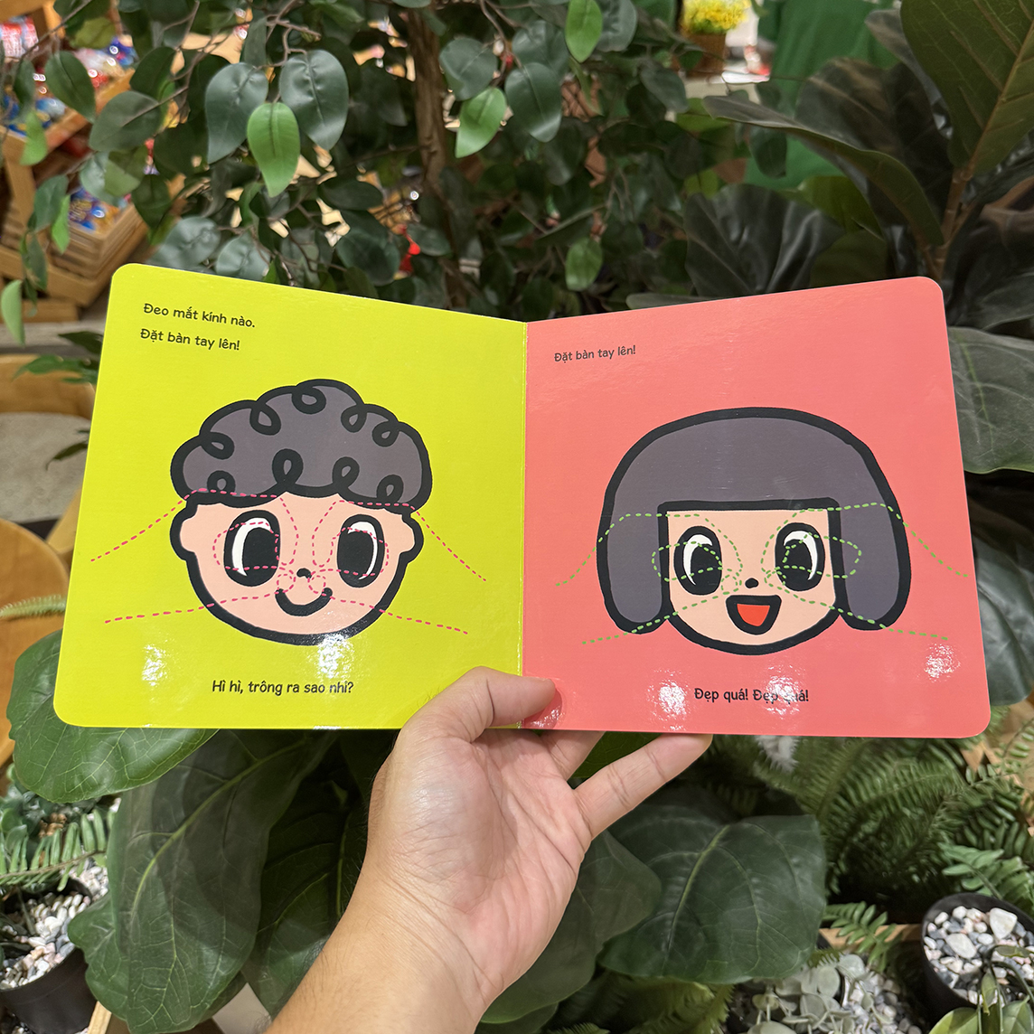 Sách Bàn tay kỳ diệu - Vui đùa cùng đôi tay - Bé nhìn thấy gì nào?