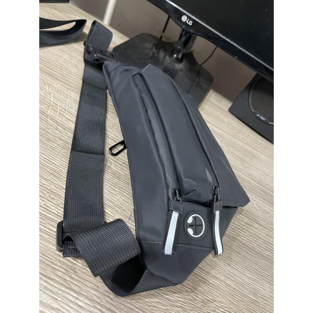 Túi đeo chéo nam VPC kiểu ngang bóng trơn S95 Tặng móc khóa hình khiên