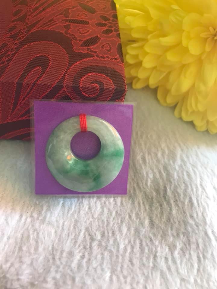 Mặt Dây Chuyền ĐỒNG ĐIẾU KIỂU TRÒN GIỮA TO ĐÁ Cẩm Thạch Tự Nhiên  Size 29mm x Dầy 7mm x Đk tròn bên trong 12mm  MÀU XANH NGỌC CẨM THẠCH LÊN XANH LÁ ĐẬM ĐẸP Nữ làm mặt Dây Chuyền KIỂU Đeo Đẹp ạ