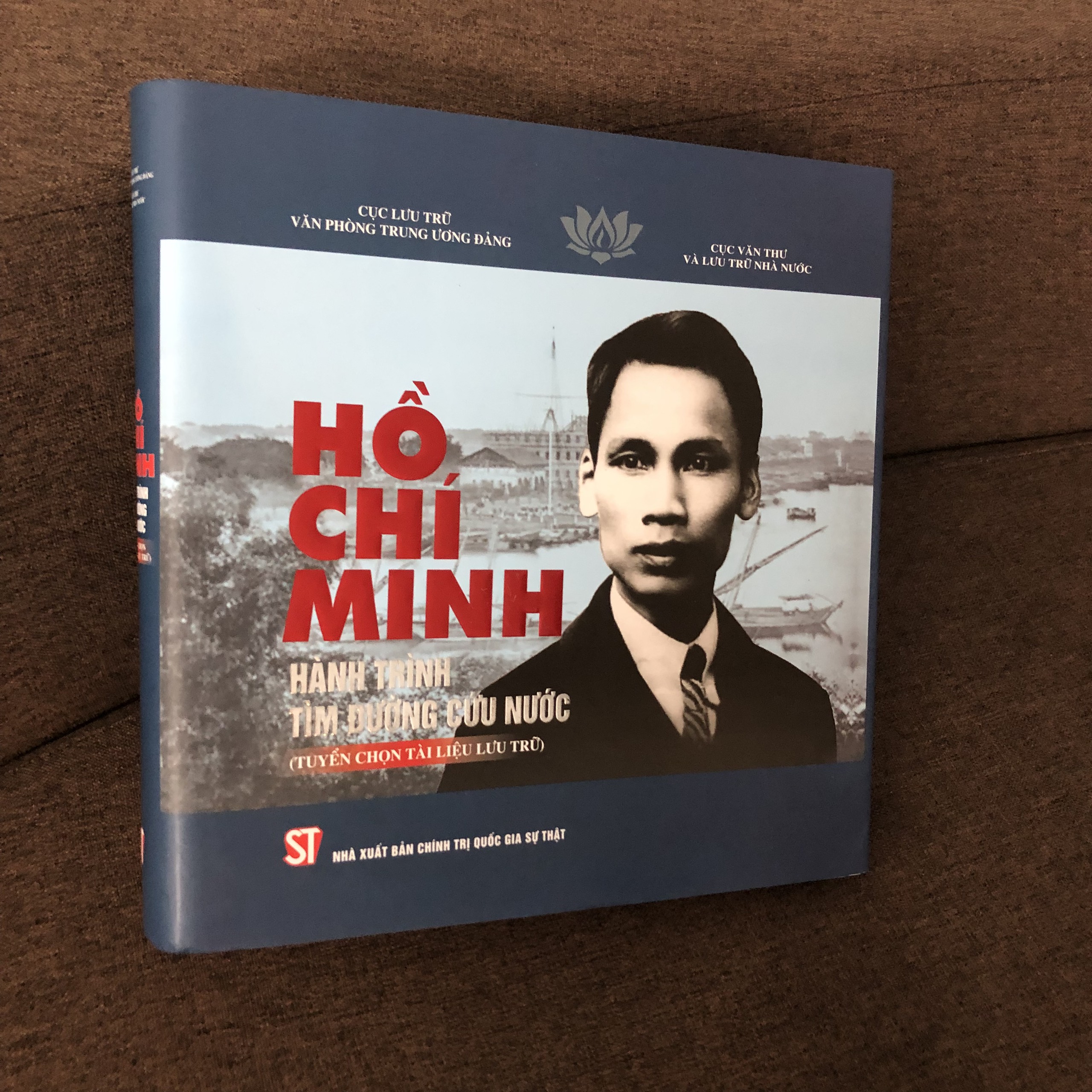 HỒ CHÍ MINH hành trình cứu nước - Sách bìa cứng - in màu toàn bộ - nhiều tư liệu hình ảnh - Tuyển chọn tài liệu lưu trữ - Hồ Chí Minh hành trình tìm đường cứu nước