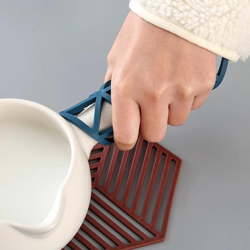 1 miếng lót ly cách nhiệt hình lục giác bằng silicone