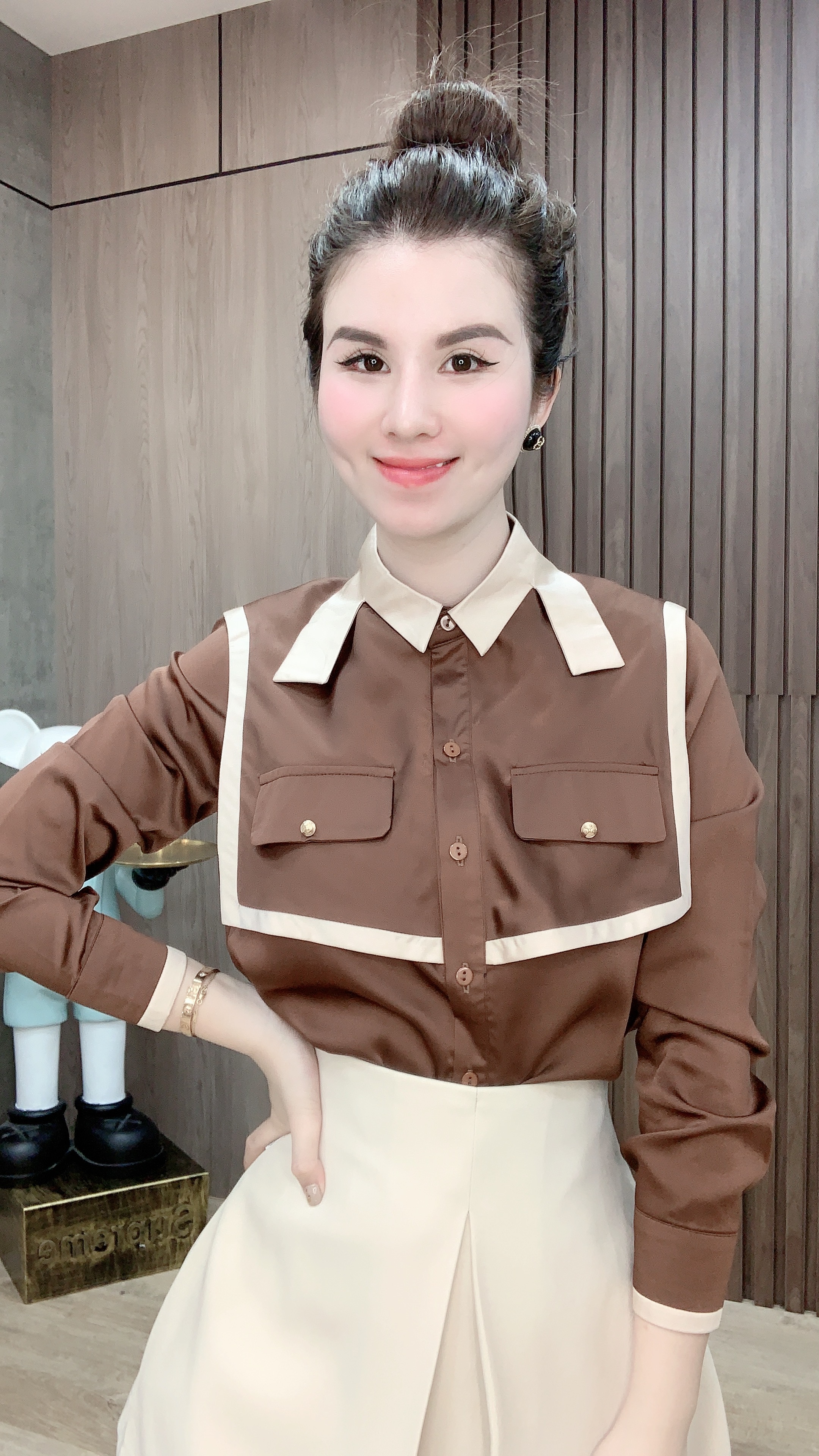 Áo kiểu nữ màu nâu mix viền be form công sở cao cấp thiết kế cách điệu cổ áo xinh xắn LINBI A2460