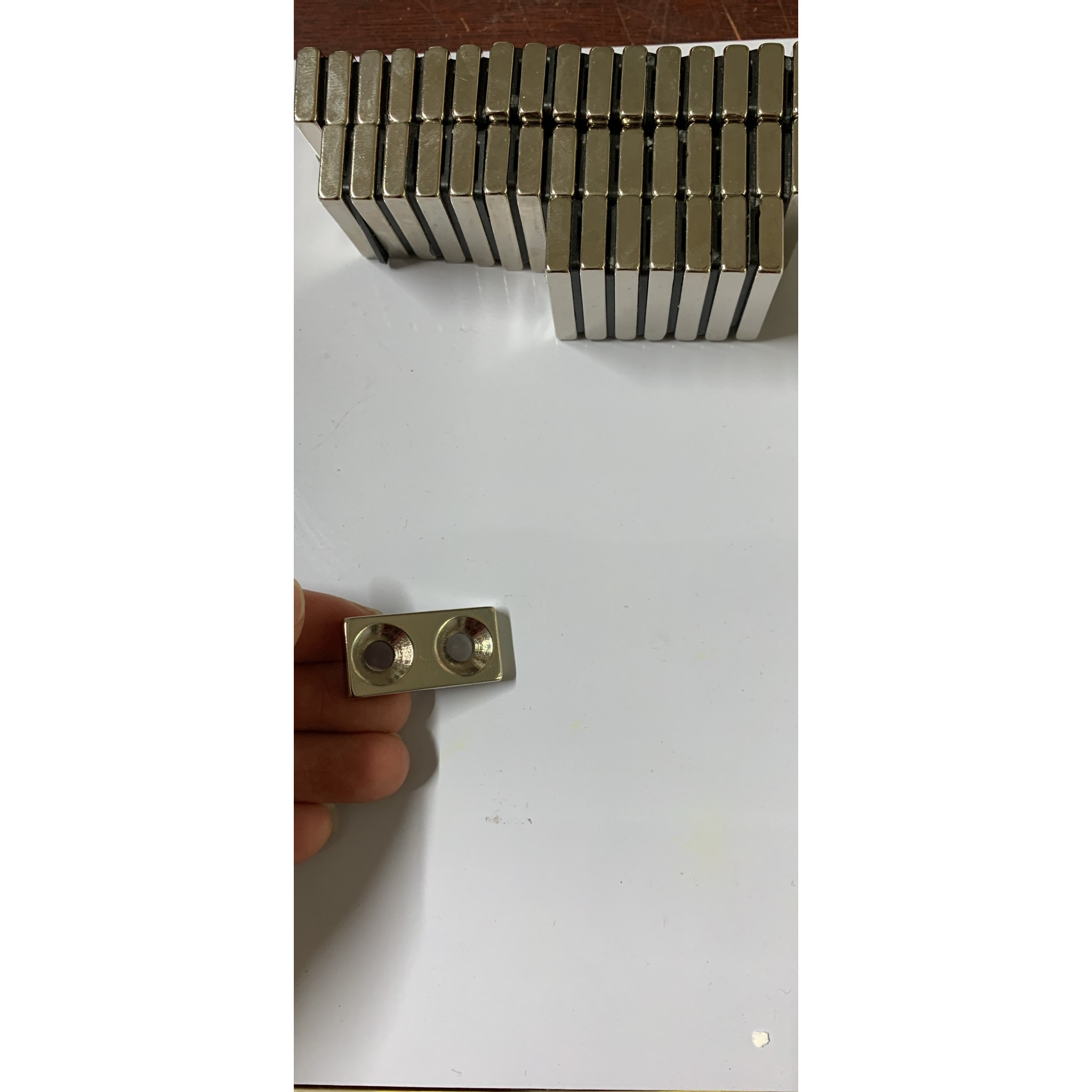 Nam châm viên đất hiếm 30x15x5mm có 2 lỗ