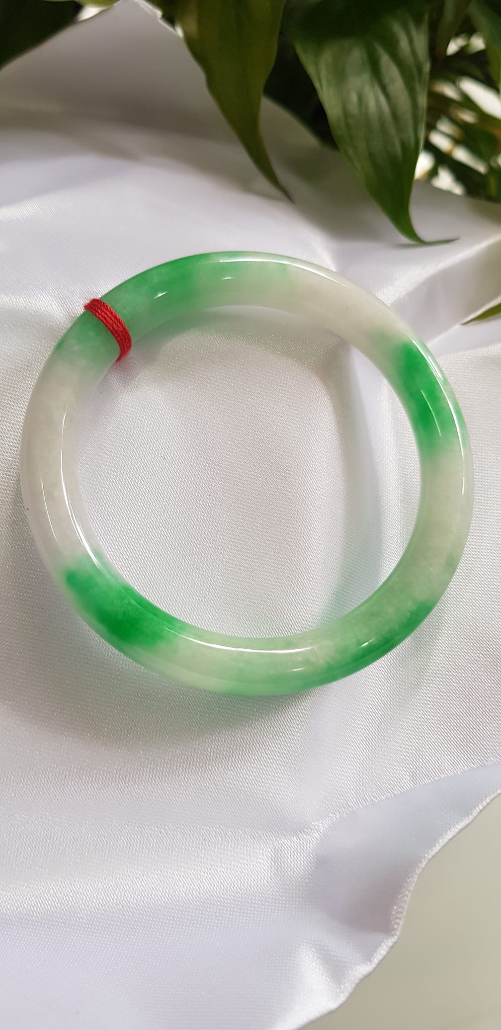 Vòng tay nữ đá Cẩm Thạch tự nhiên mới TR LÝ IC Sịn 51mm x chột 8mm Vòng màu xanh lý trắng bóng đều đẹp nữ 50kg - 54kg đeo ạ