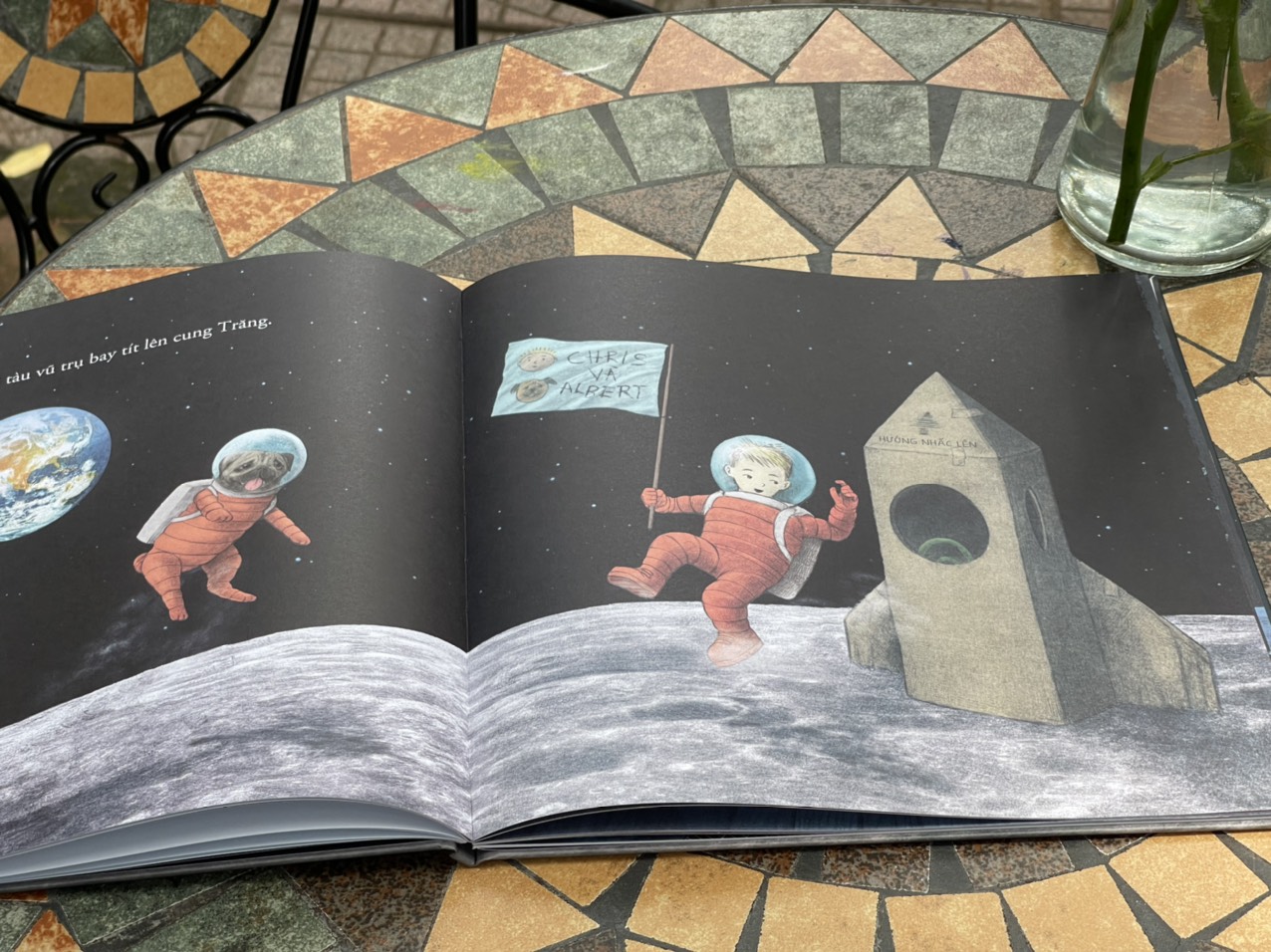 BÓNG TỐI BAO LA – Dựa Trên Một Câu Chuyện Có Thật - Chris Hadfield – Anh Em Nhà Fan – Sanhobooks